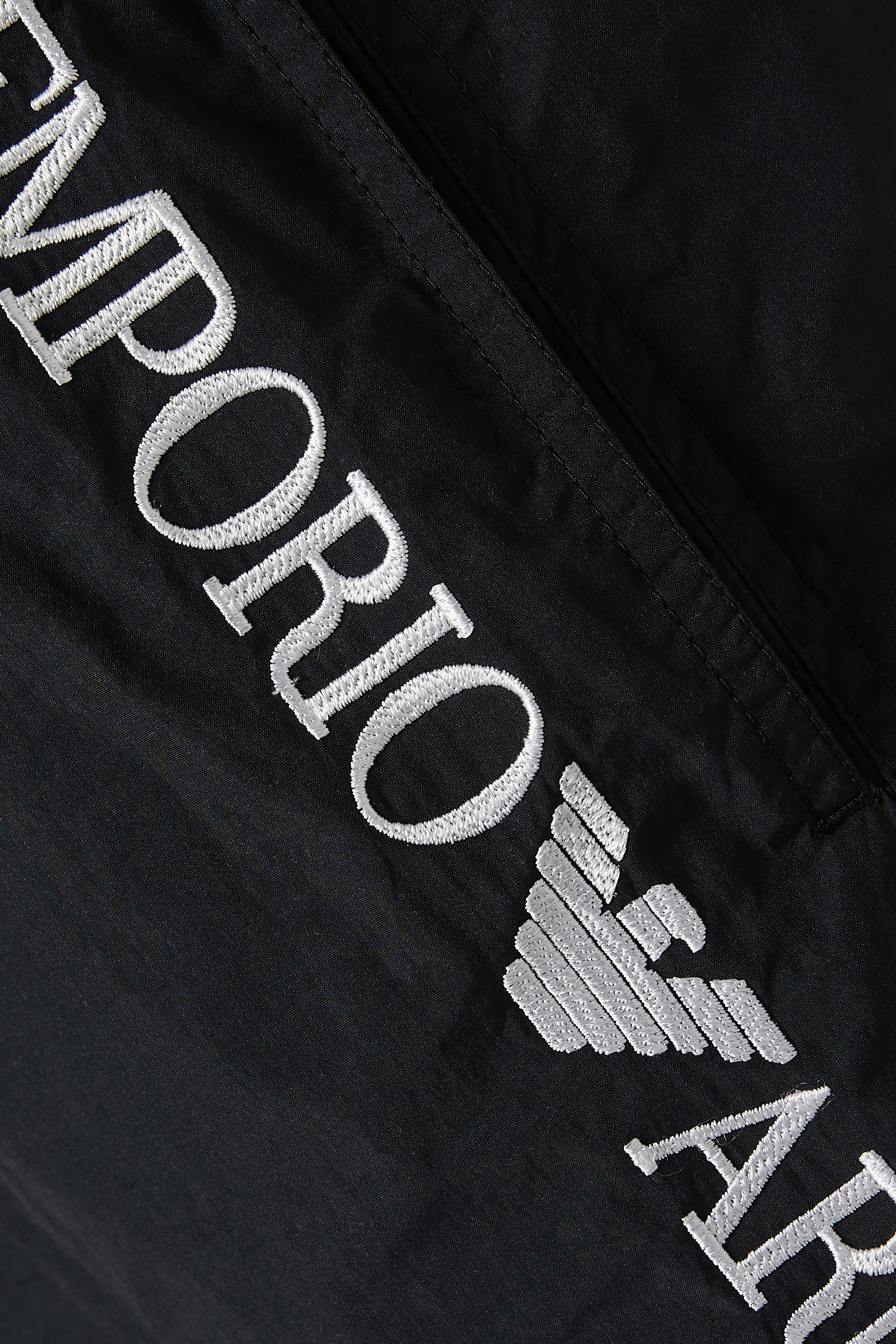 شورت سباحة بشعار عمودي مطرز