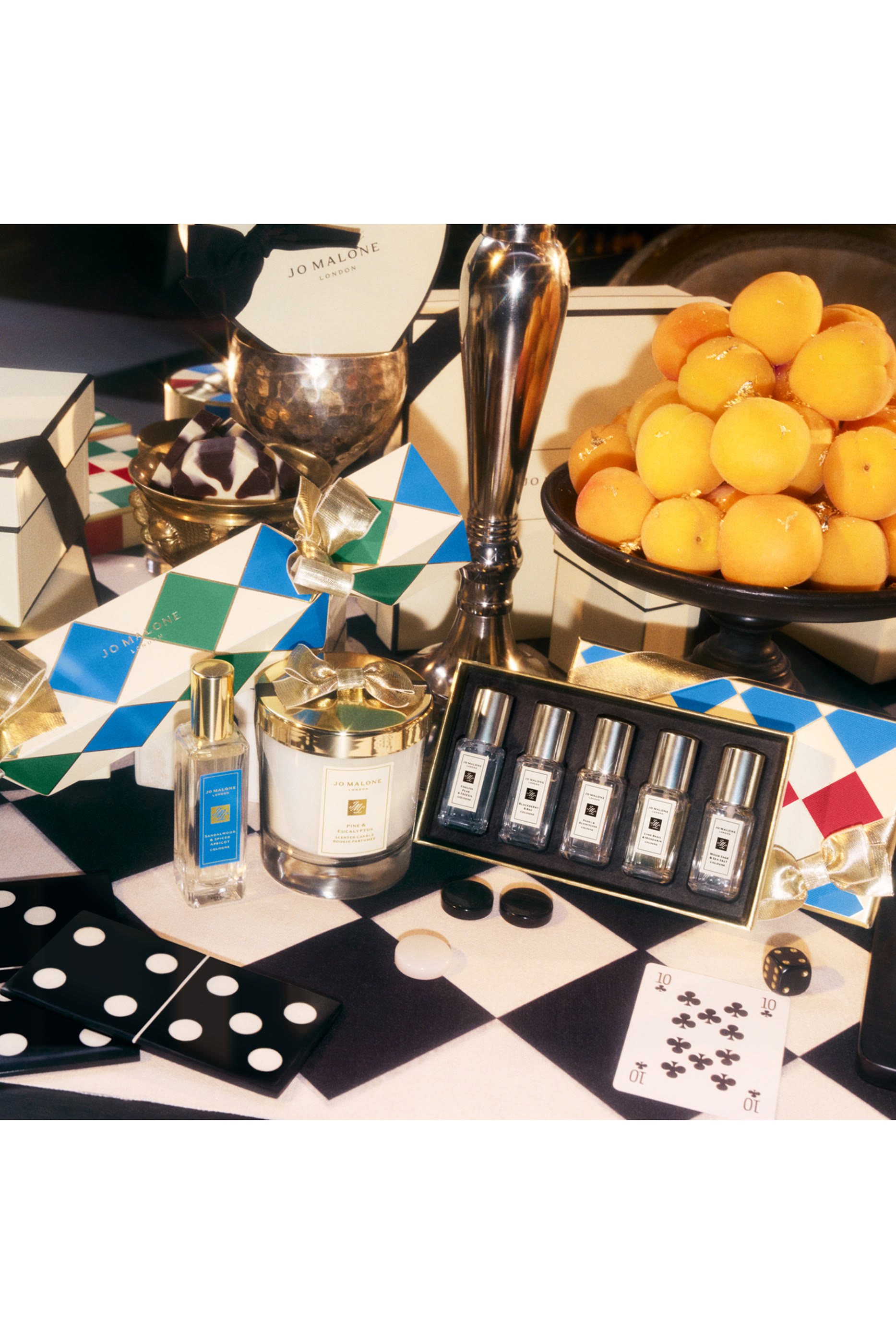 مجموعة هدايا في عبوة بتصميم زينة للكريسماس