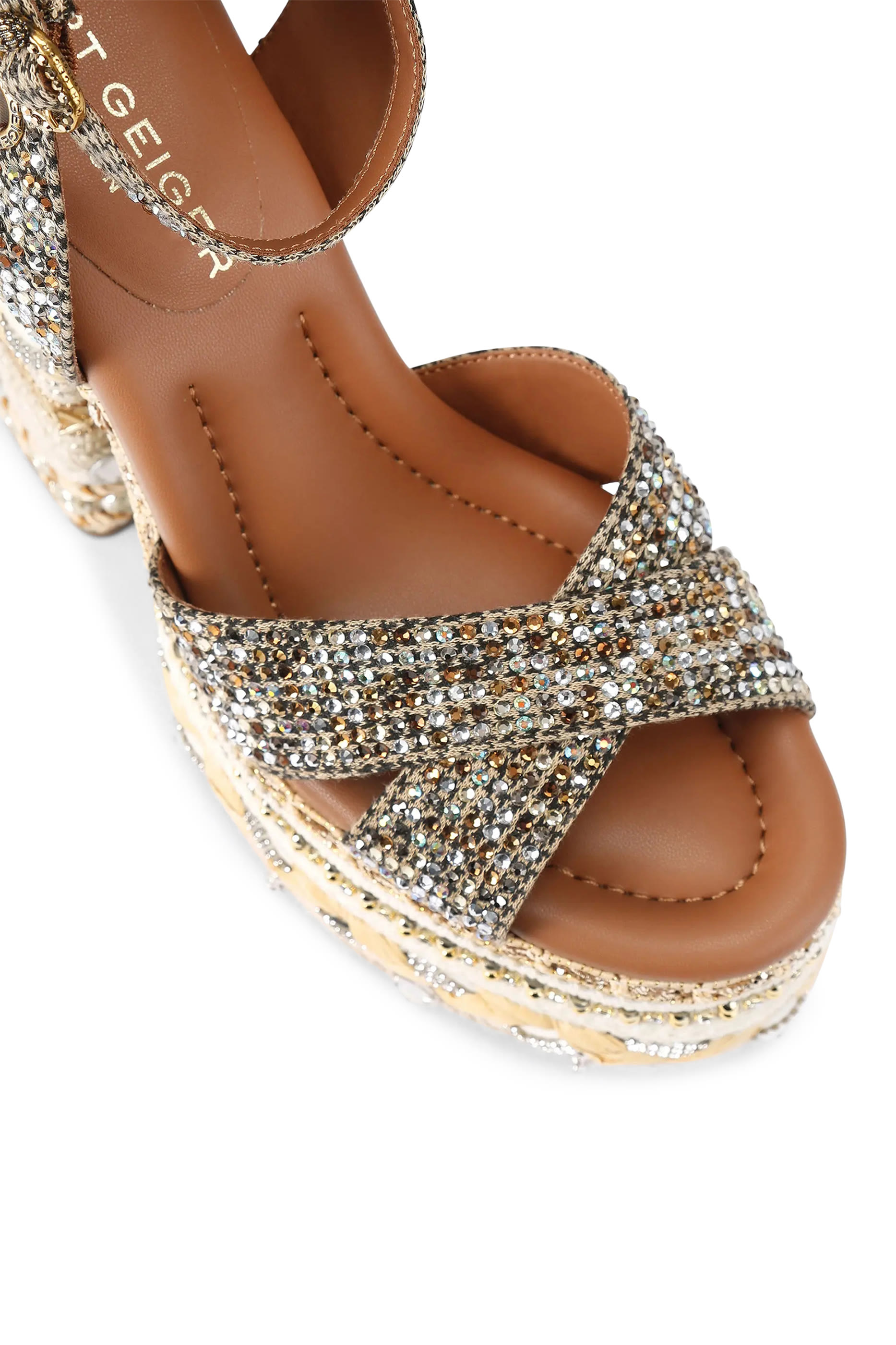 صندل تشيلسي 135 مزين بتفاصيل وشاح بنعل عريض