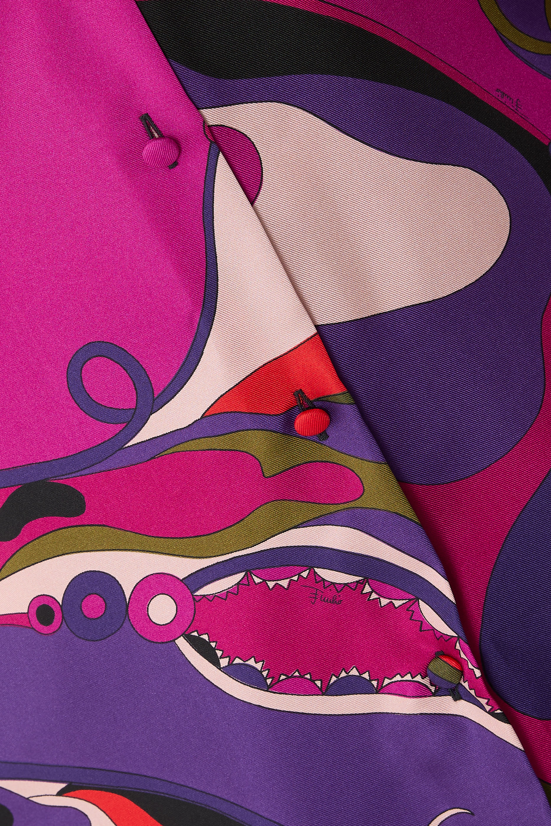 قميص بنقشة غرافيكية