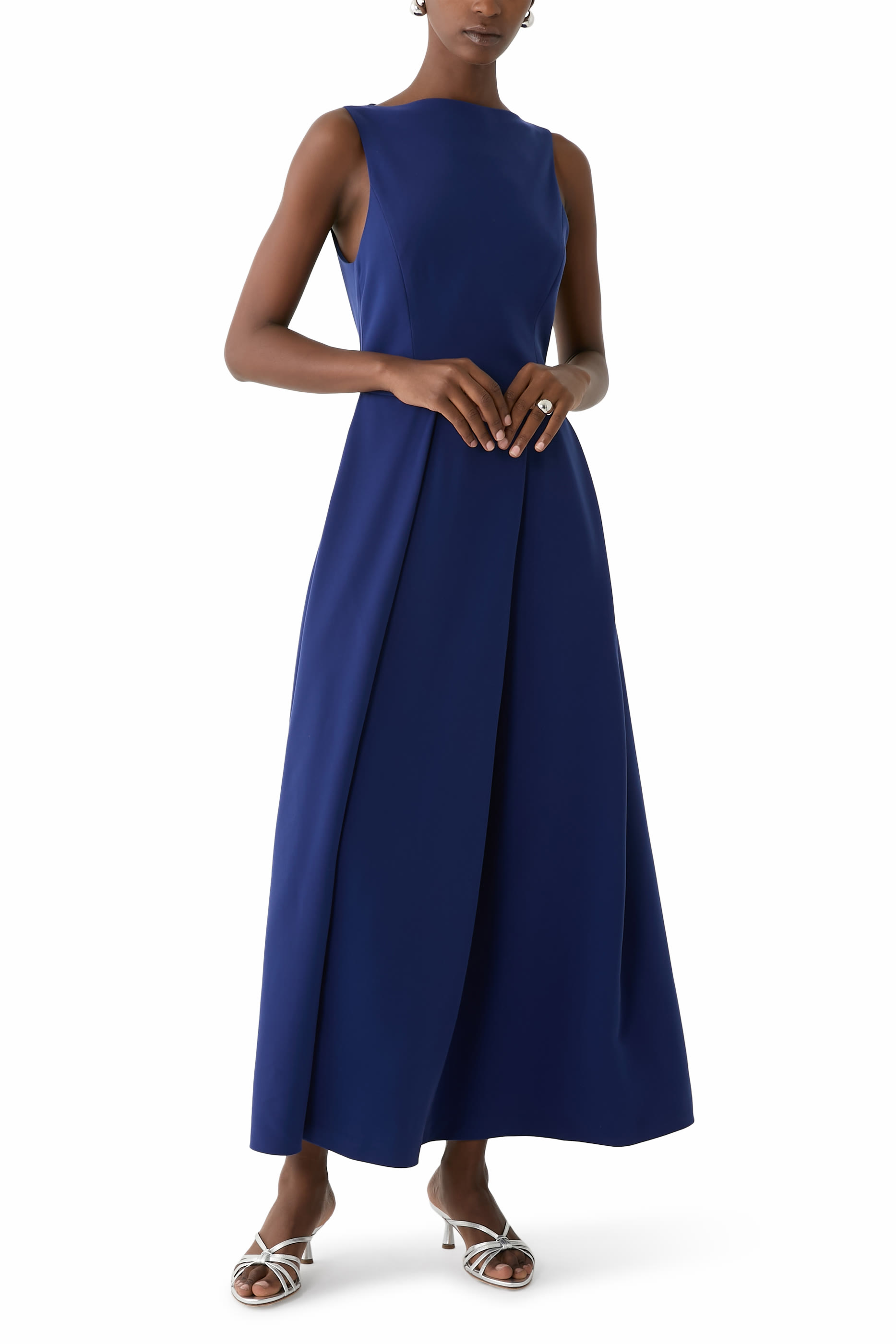 فستان متوسط الطول بطيات