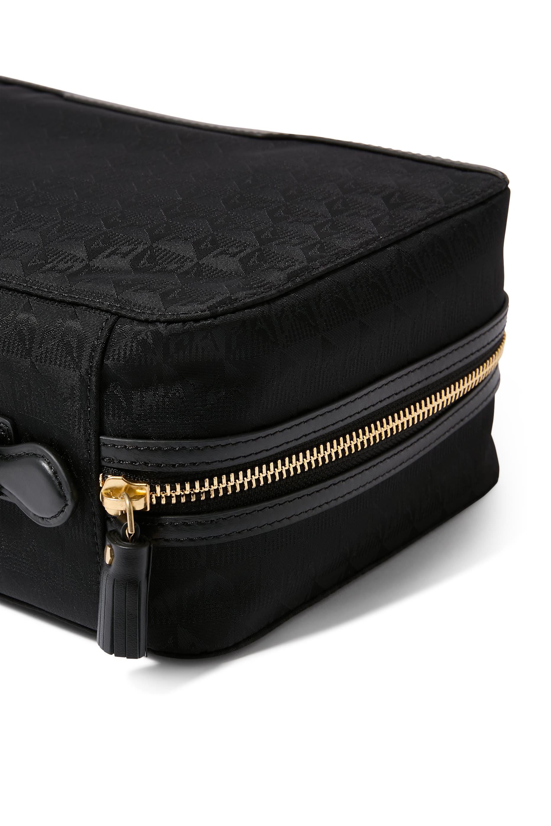 حقيبة صغيرة بشعار الماركة ونقشة عبارة بايبي ايمرجنسي كيت