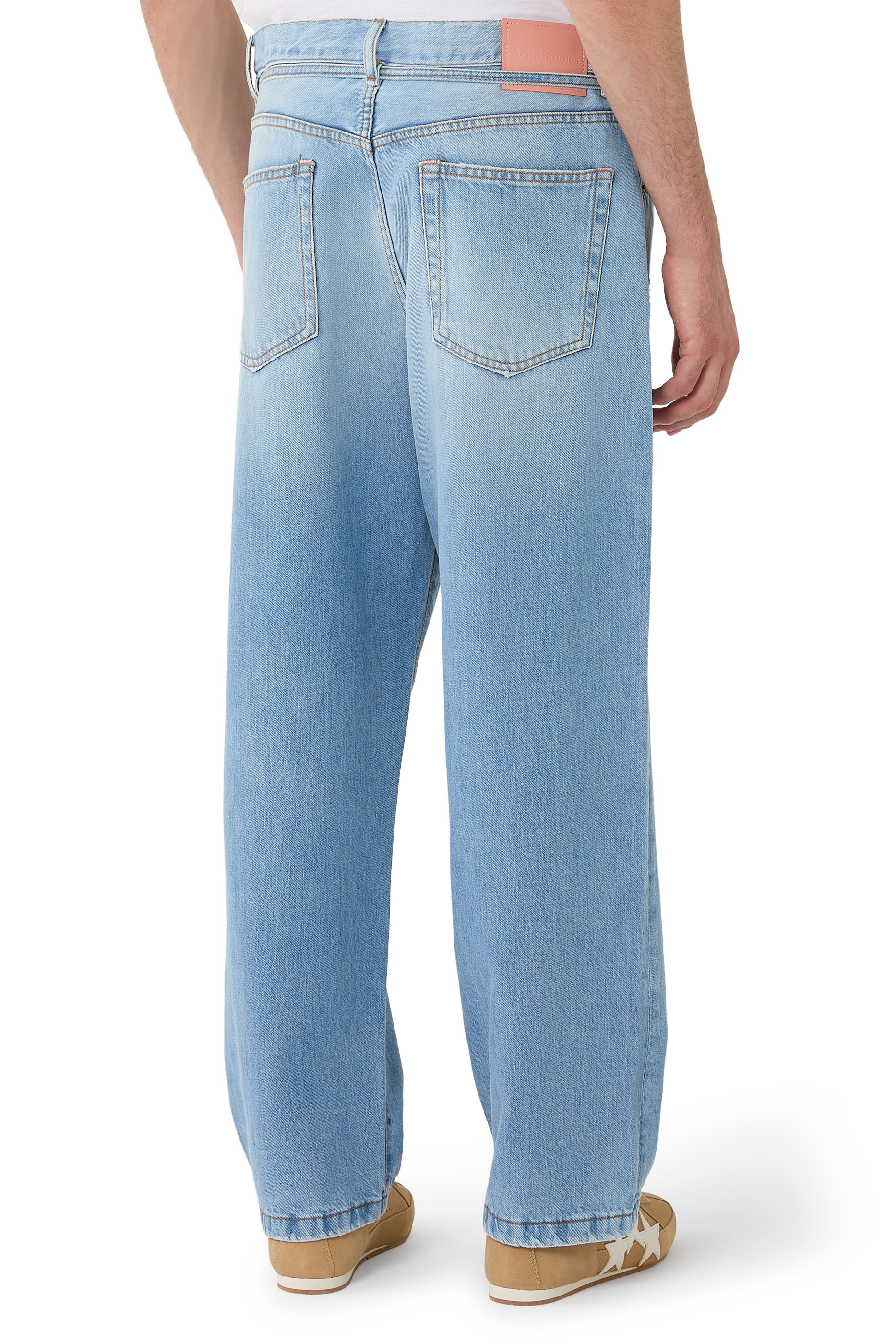 بنطال جينز بقصة واسعة