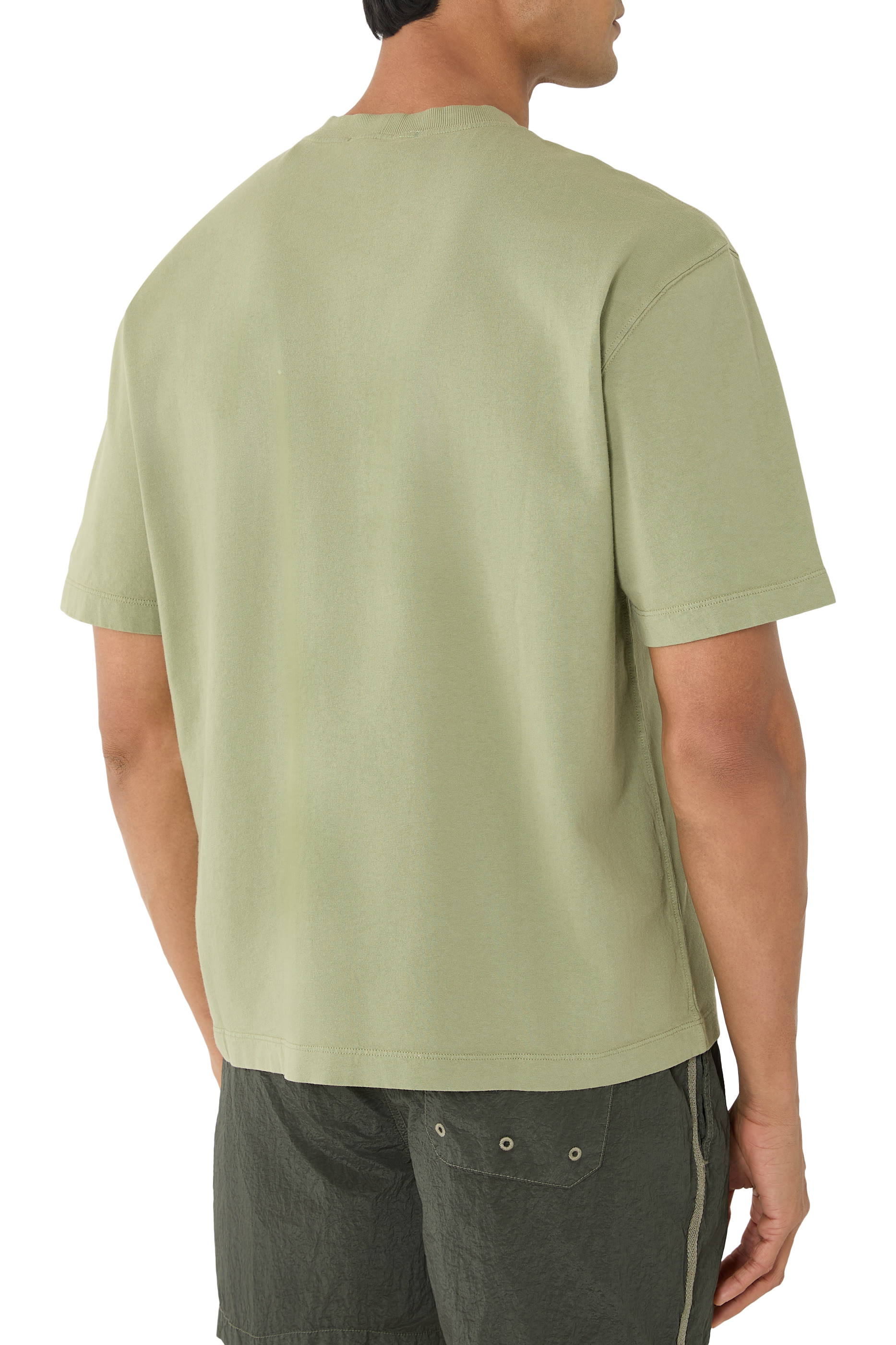 تيشيرت بأكمام قصيرة ورقعة شعار الماركة