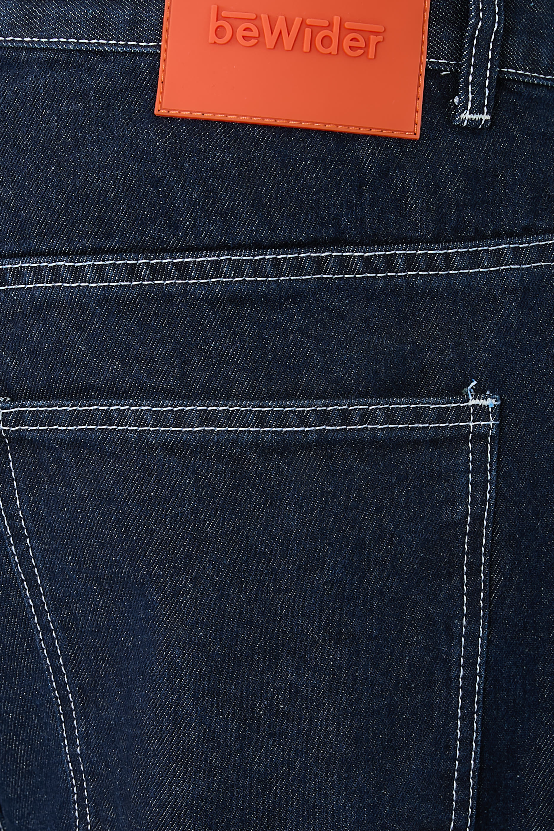 بنطال جينز بقصة واسعة للغاية وحياكة بلون مغاير دنيم