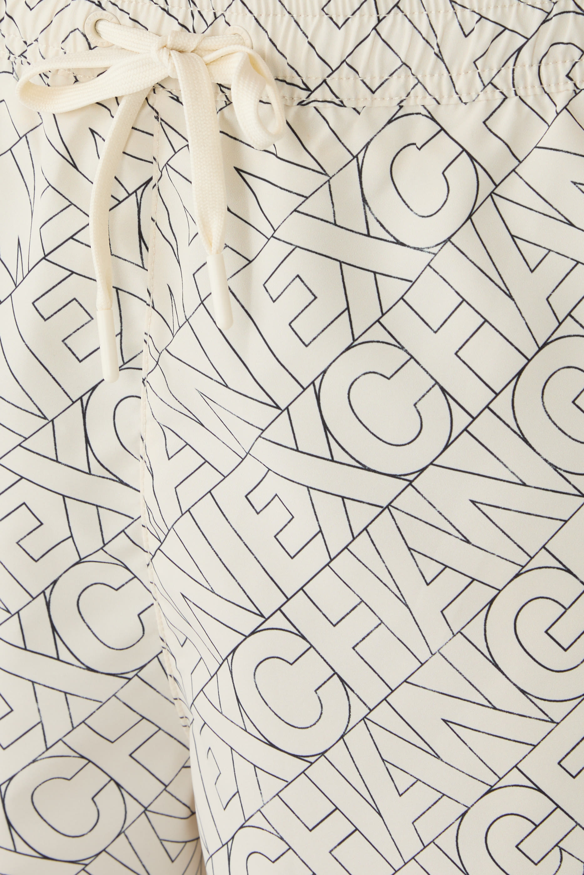 شورت سباحة بشعار الماركة الشهير