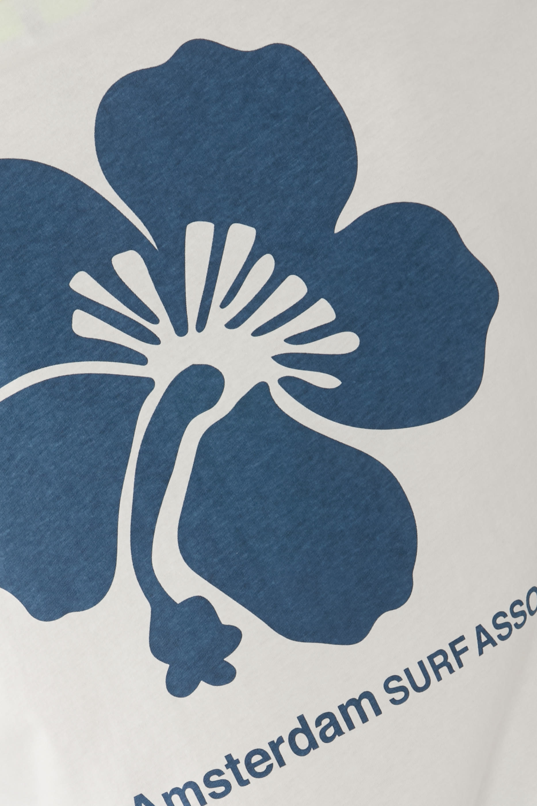 تيشيرت بنقشة زهرة الكركديه