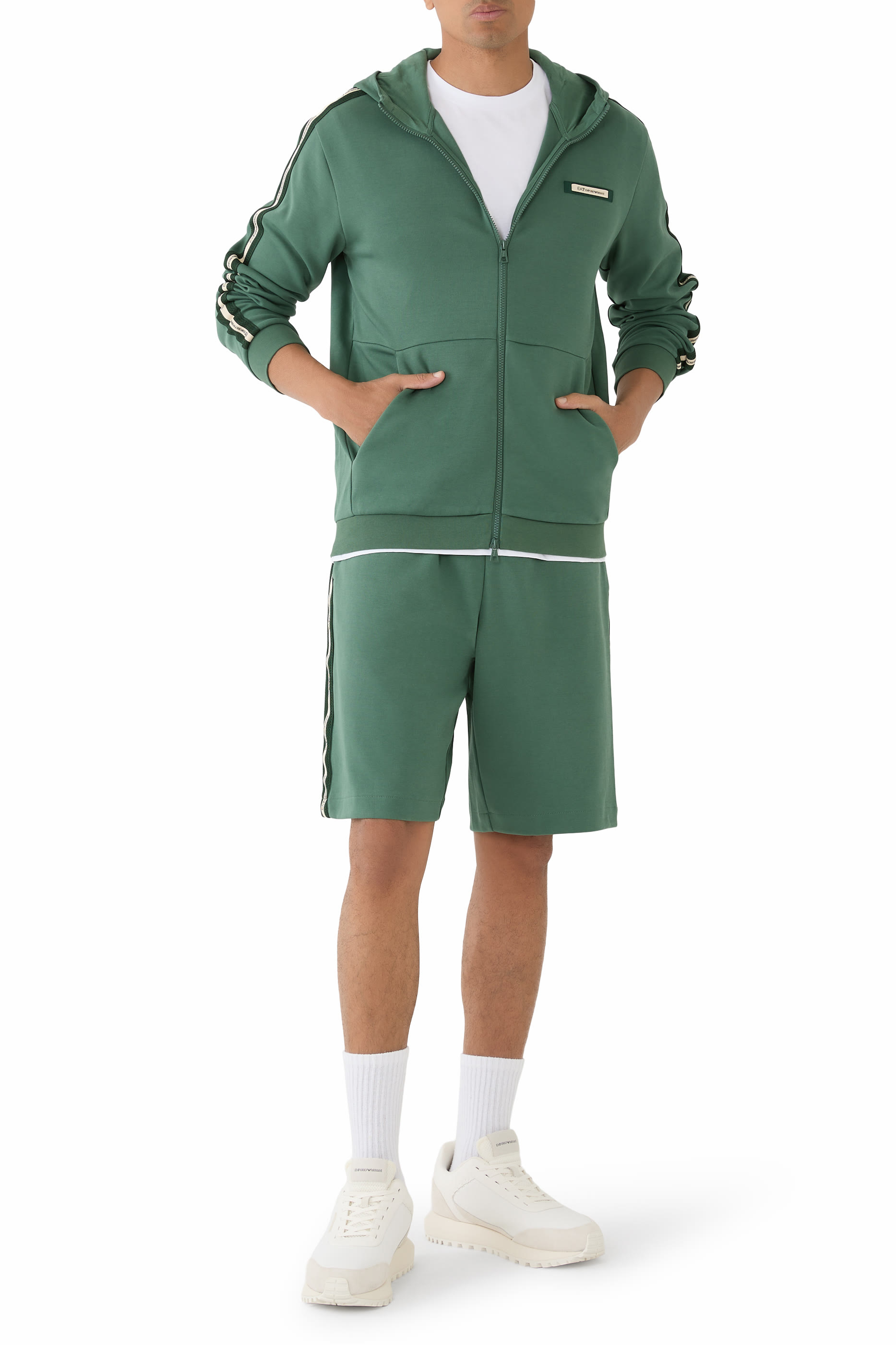 شورت بخطوط بشعار الماركة عند الجانب