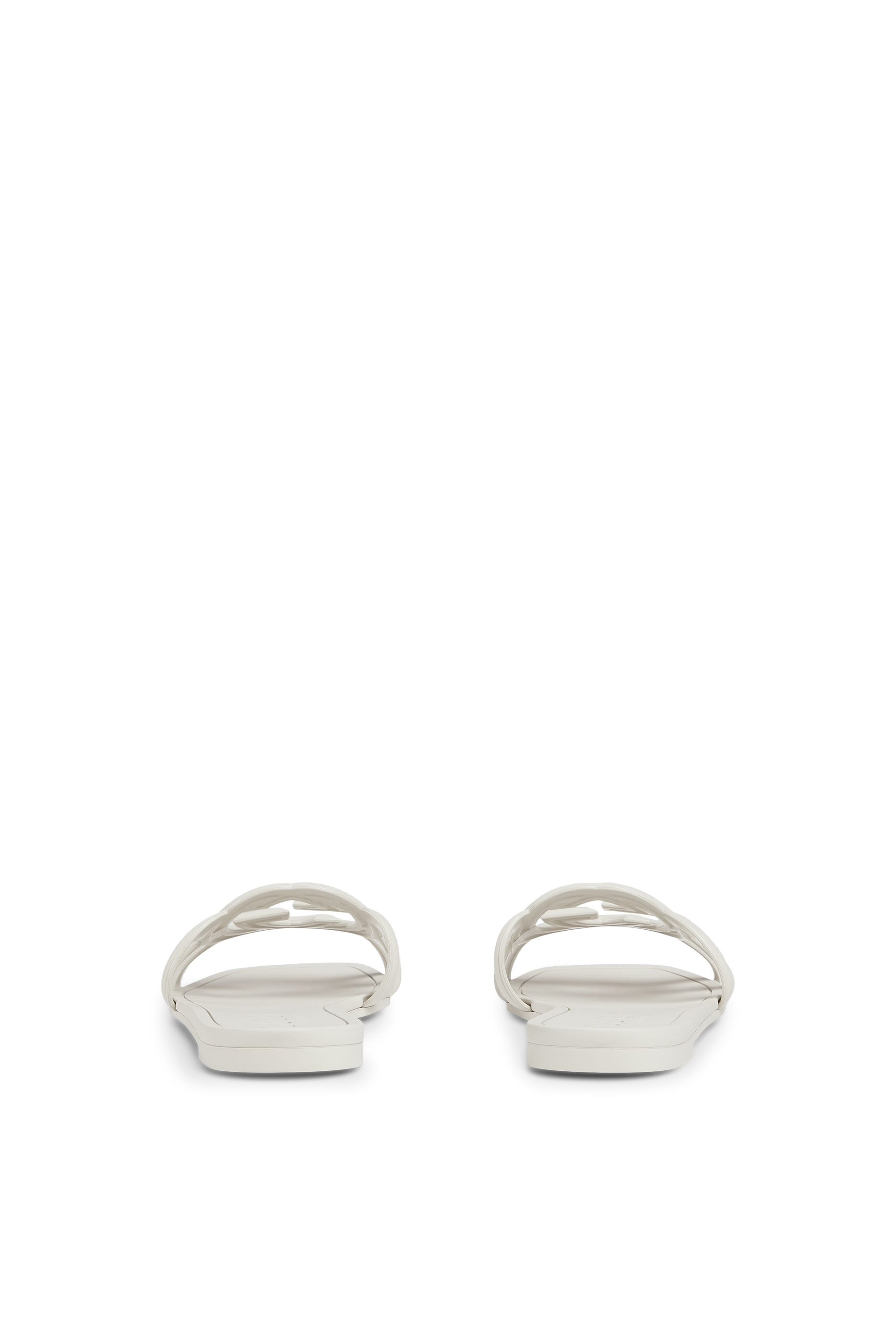 حذاء خفيف بكعب مسطح وفتحة بتصميم حرفي شعار الماركة المتداخلين