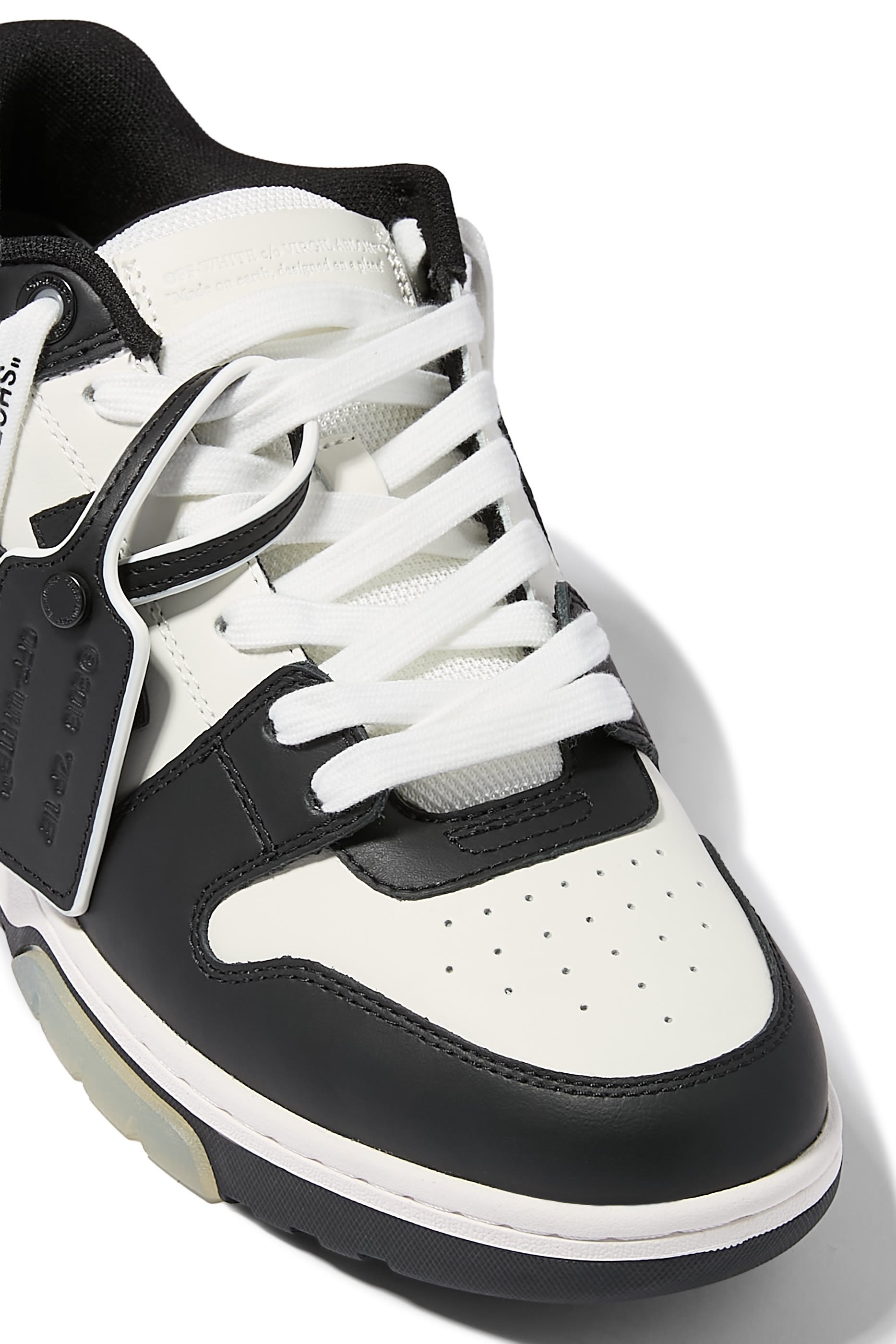 سنيكرز أوت اوف اوفيس