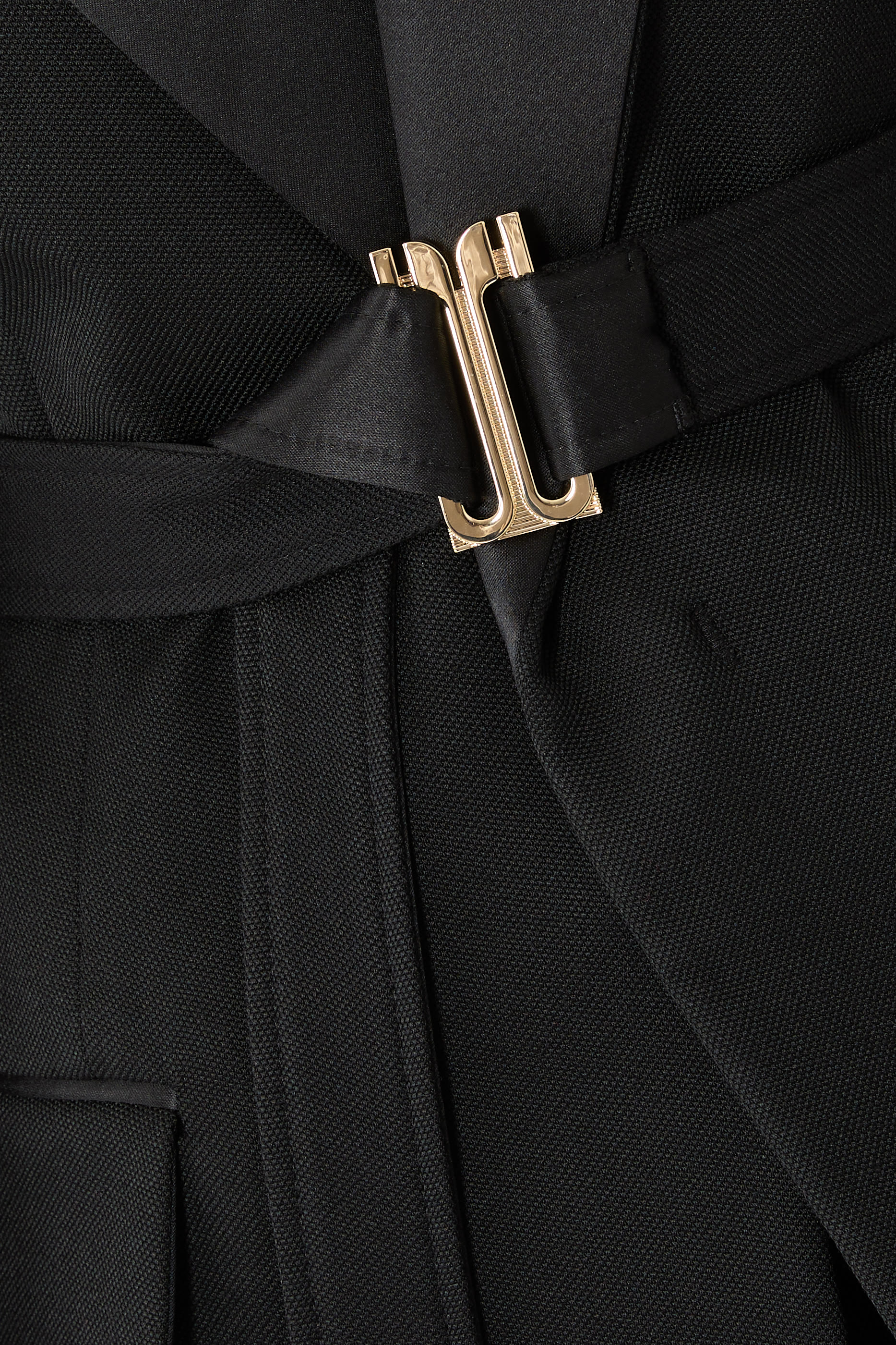 جاكيت بقصة ضيقة بحزام