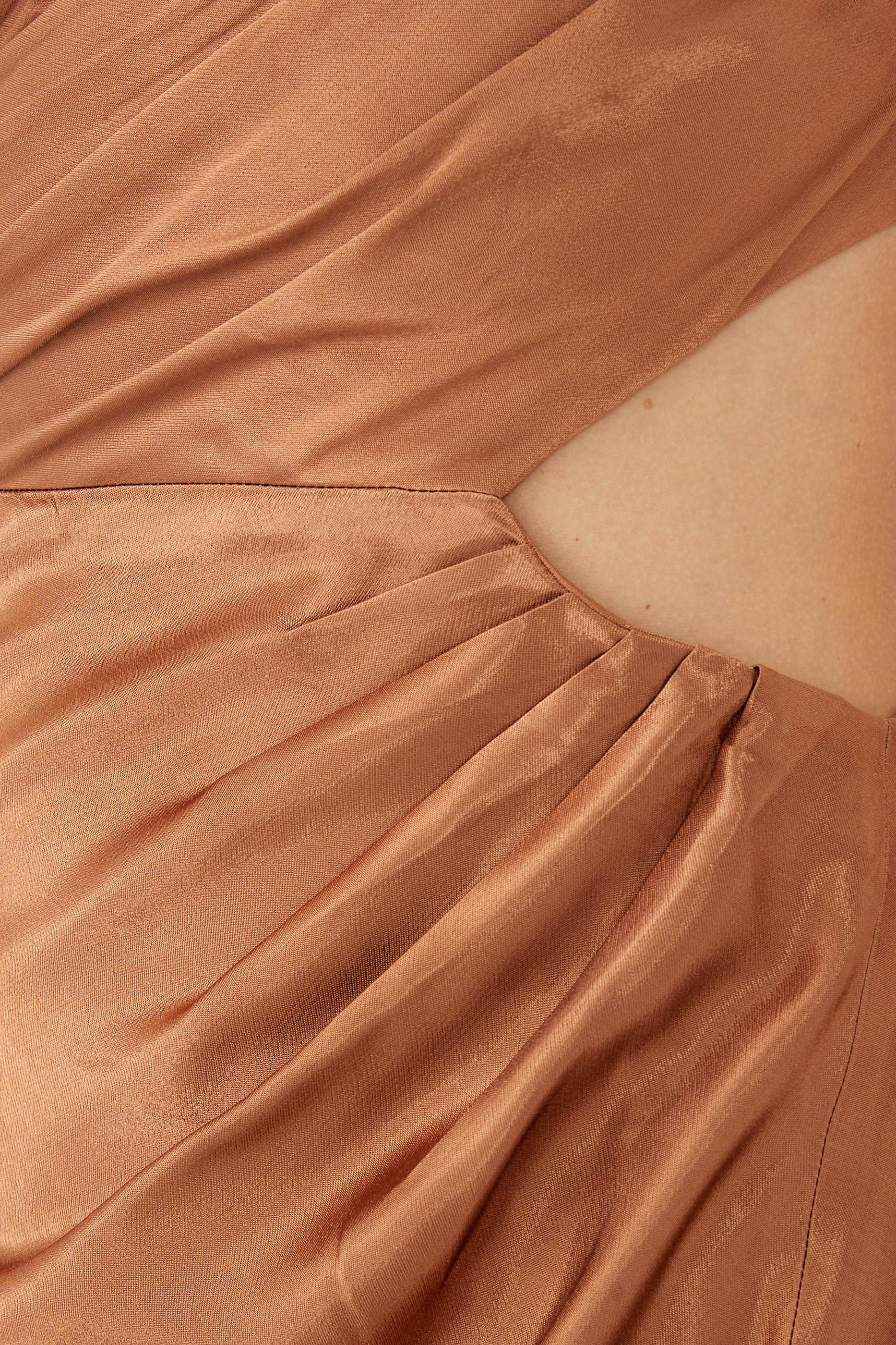 فستان لا لون طويل بتصميم غير متماثل