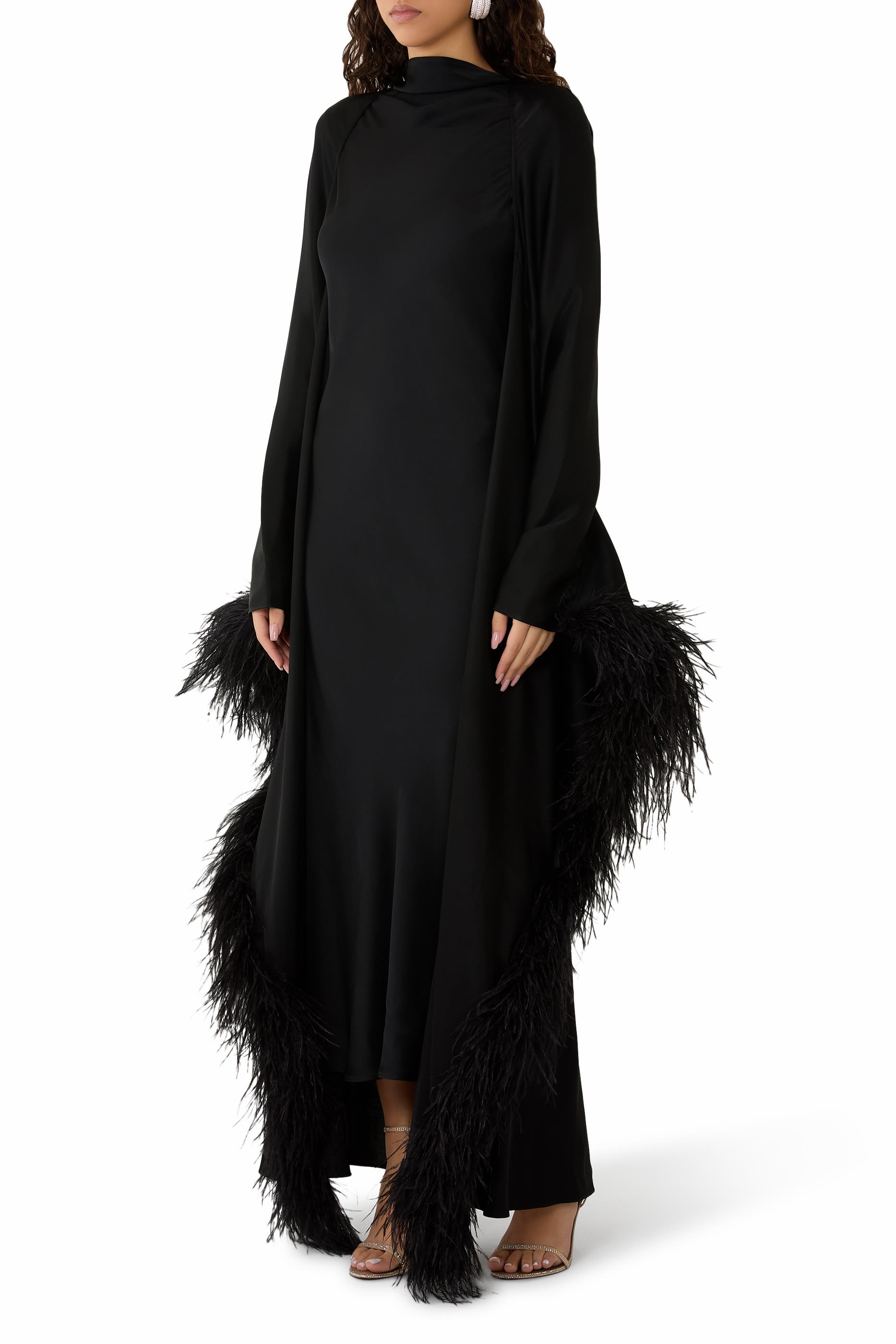 قفطان ستان بأكمام طويلة وحافة بالريش