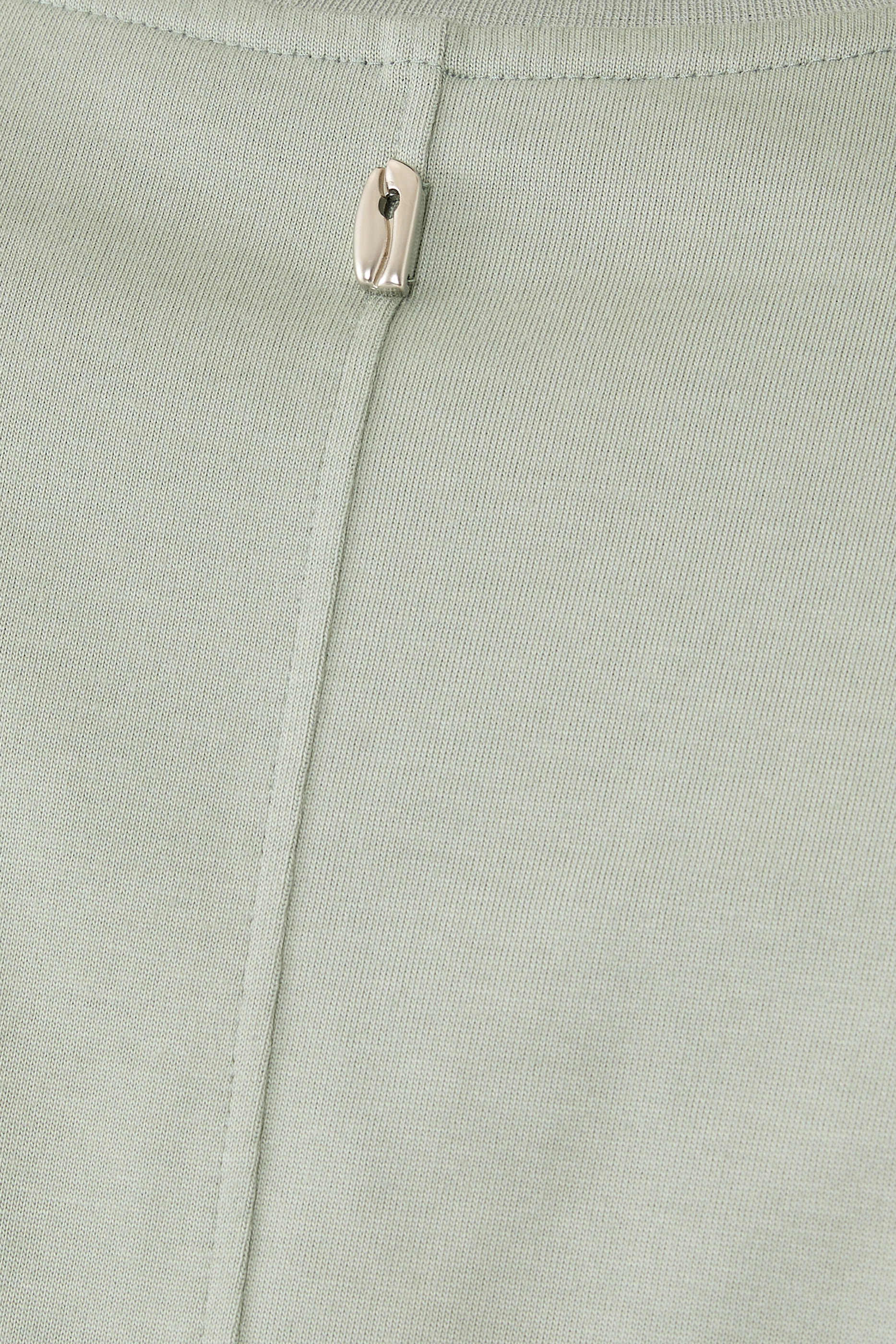 تيشيرت بياقة ضيقة