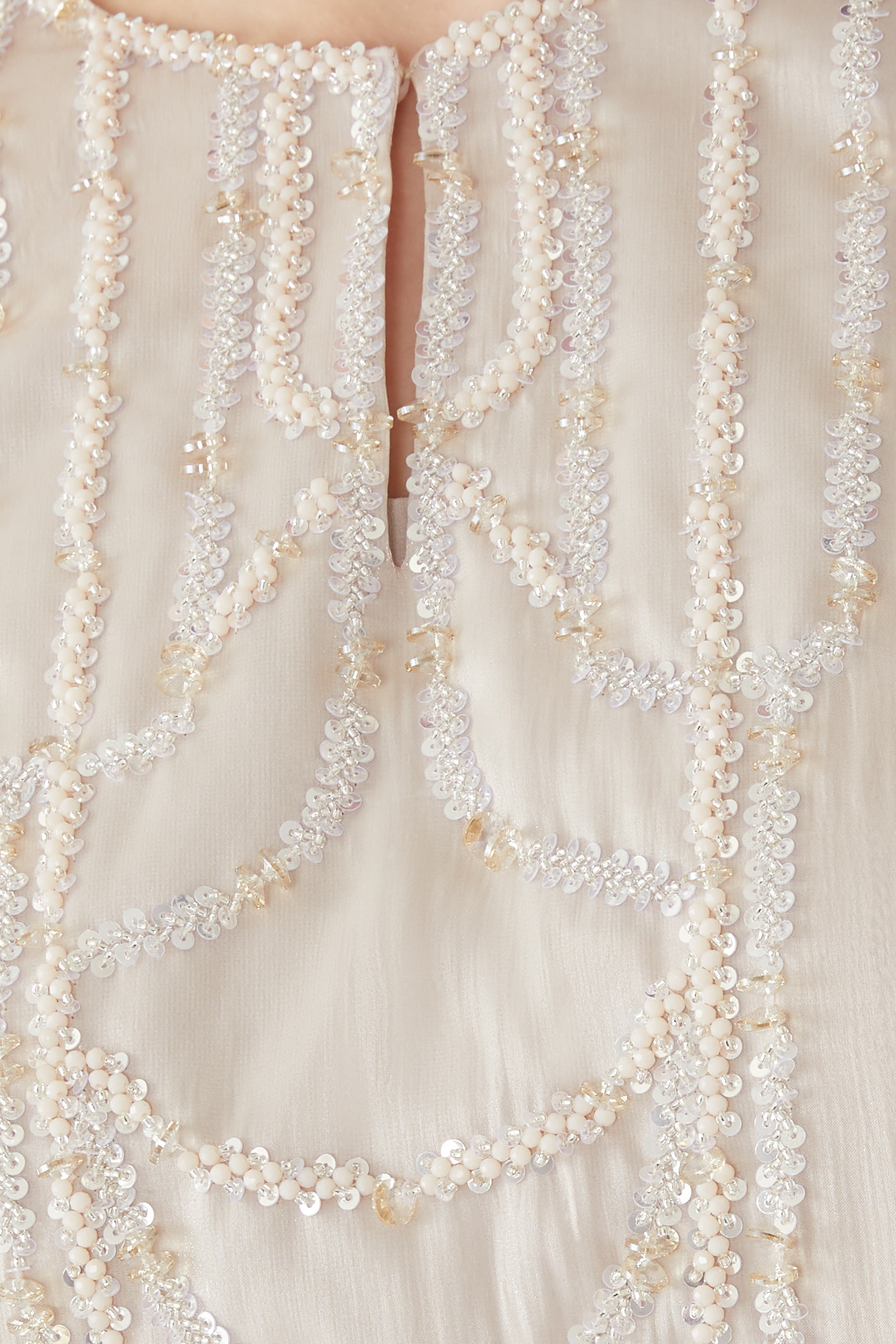 فستان بتصميم قفطان بتطريزات