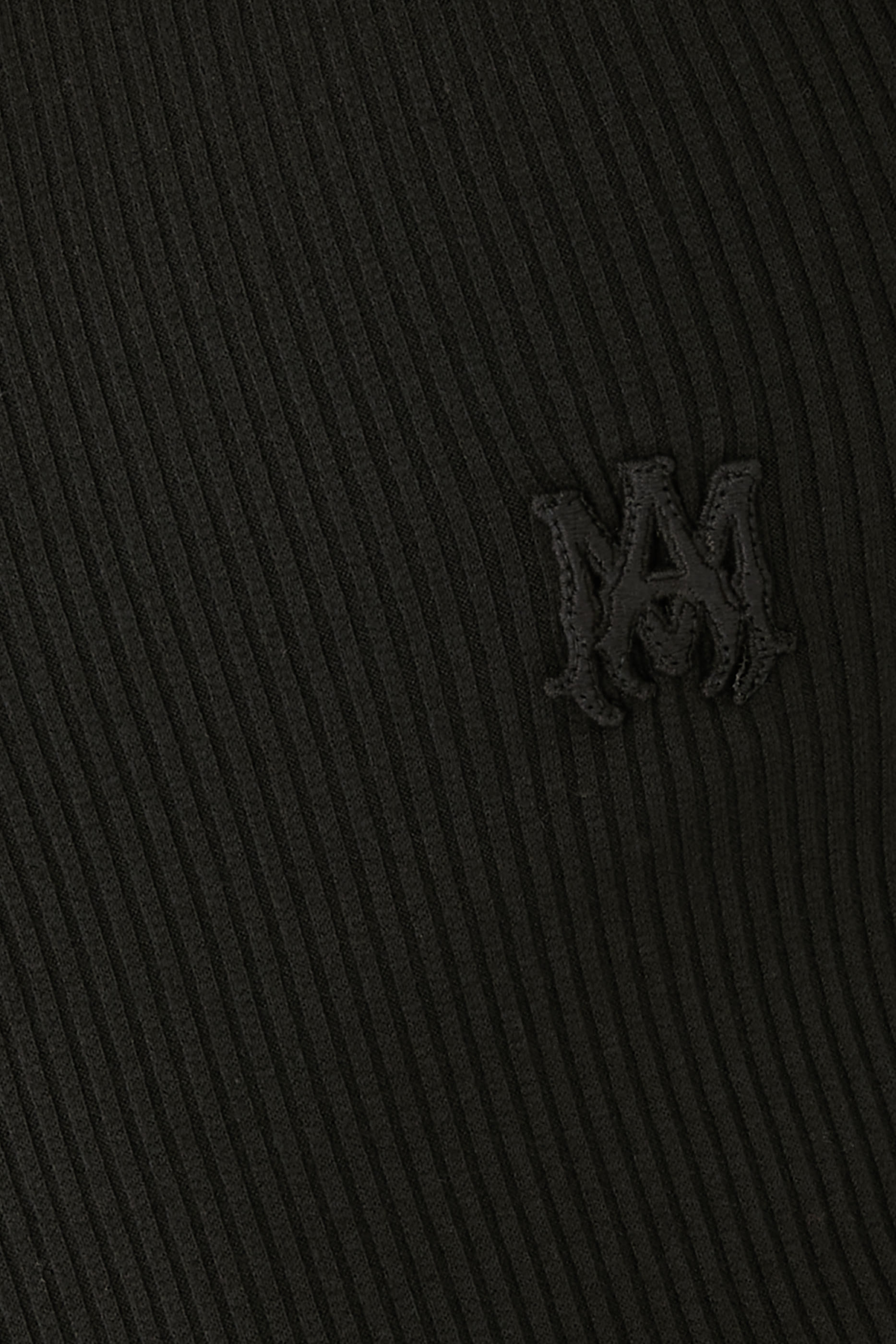 بلوزة بلا أكمام بشعار الماركة بنفس اللون