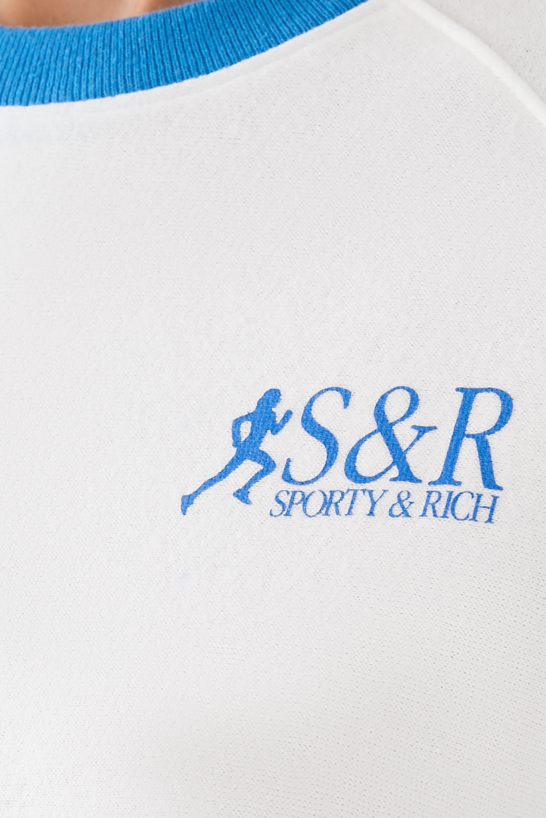 تيشيرت بياقة ضيقة وطبعة اس آر رانر