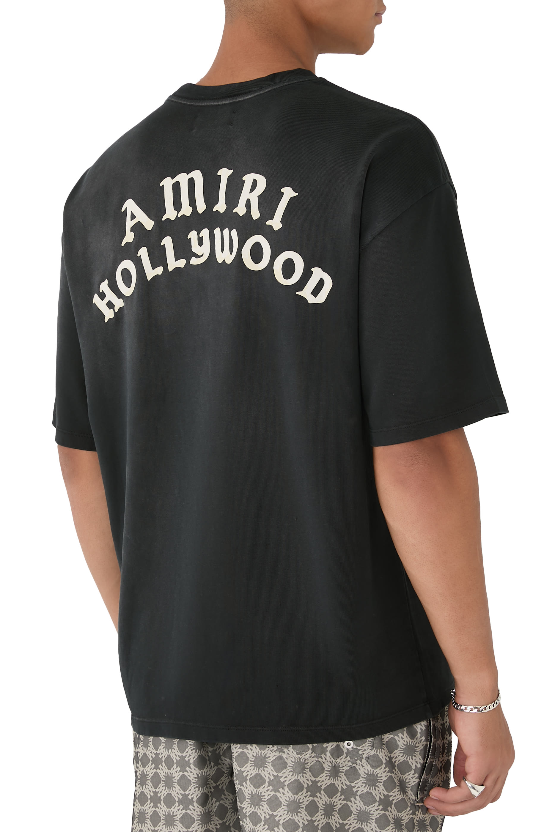 تيشيرت بقصة فضفاضة مزين بشعار الماركة وهوليوود