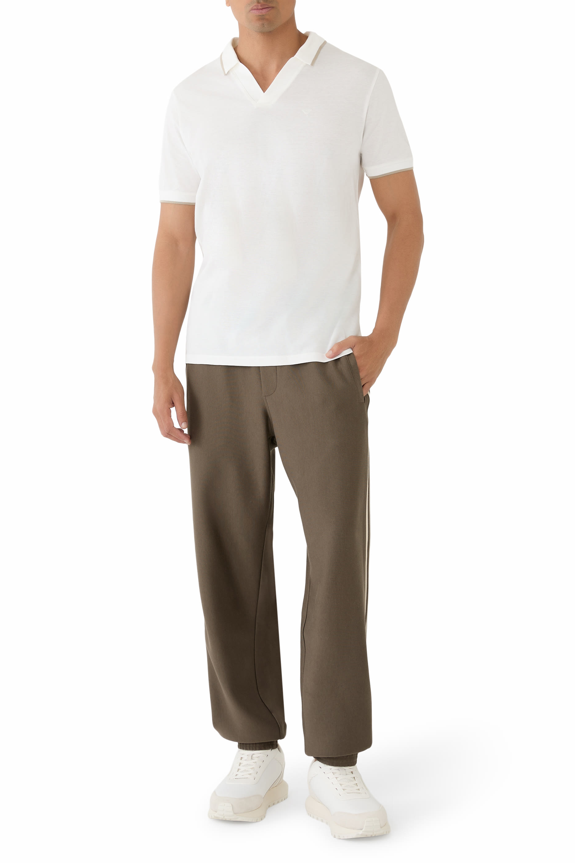 قميص بولو بياقة على شكل حرف V مزين بشعار الماركة صغير