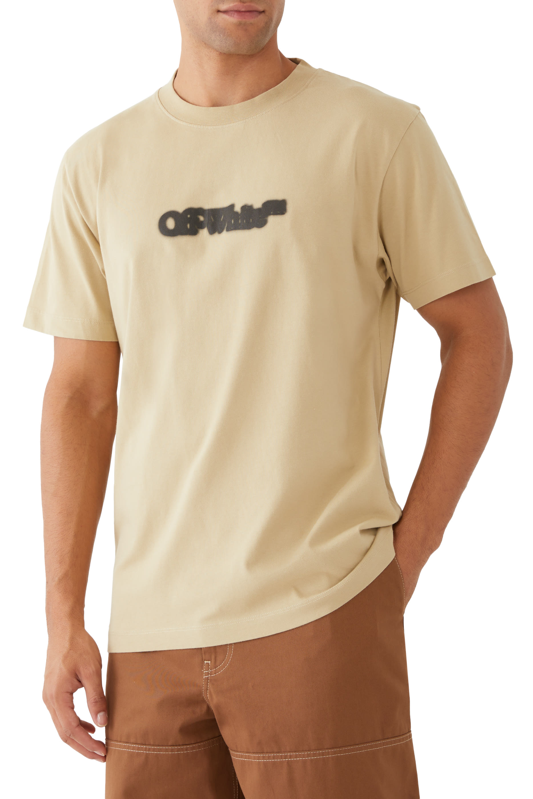 تيشيرت بقصة ضيقة بأكمام قصيرة ونقشة أسهم