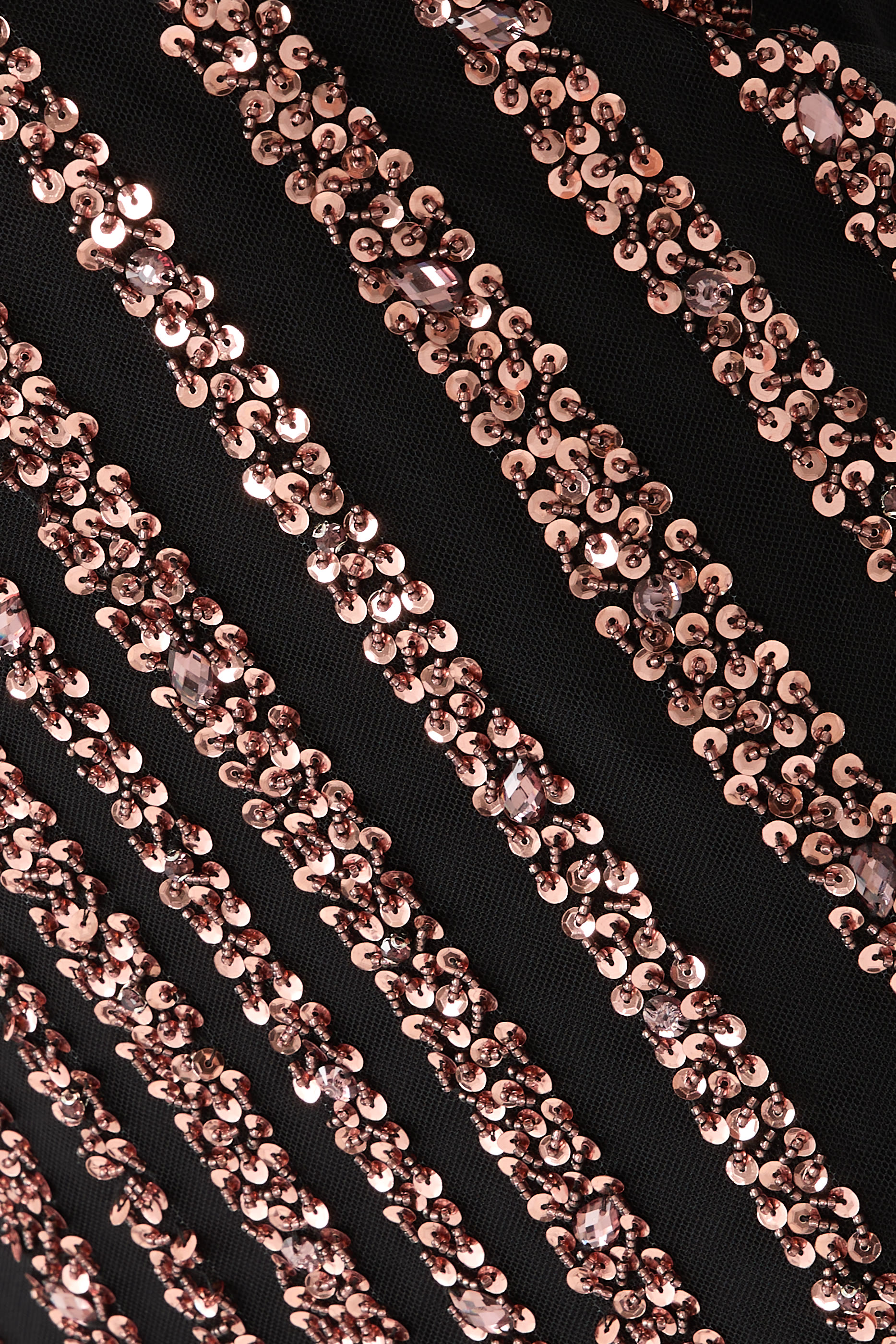 فستان سهرة بلا أكمام بفتحة