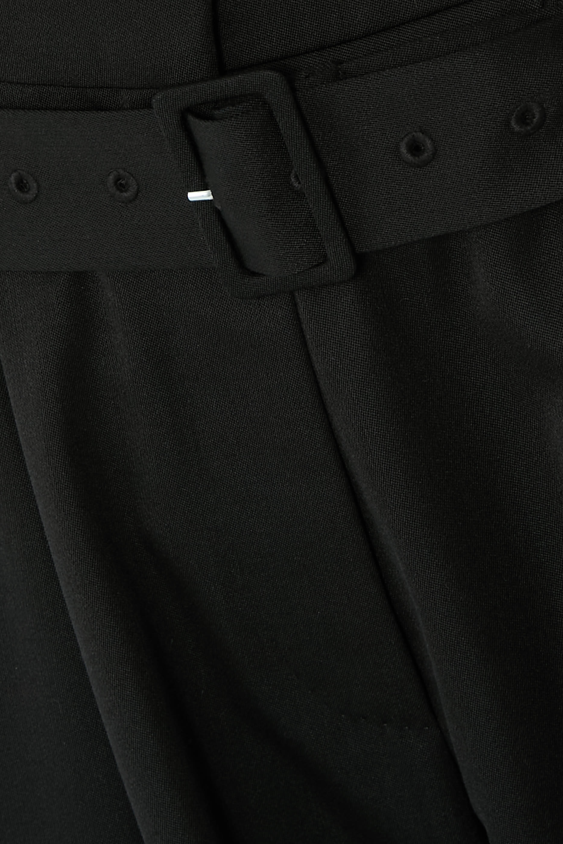 بنطال بقصة ساق واسعة وعرى متعددة للحزام