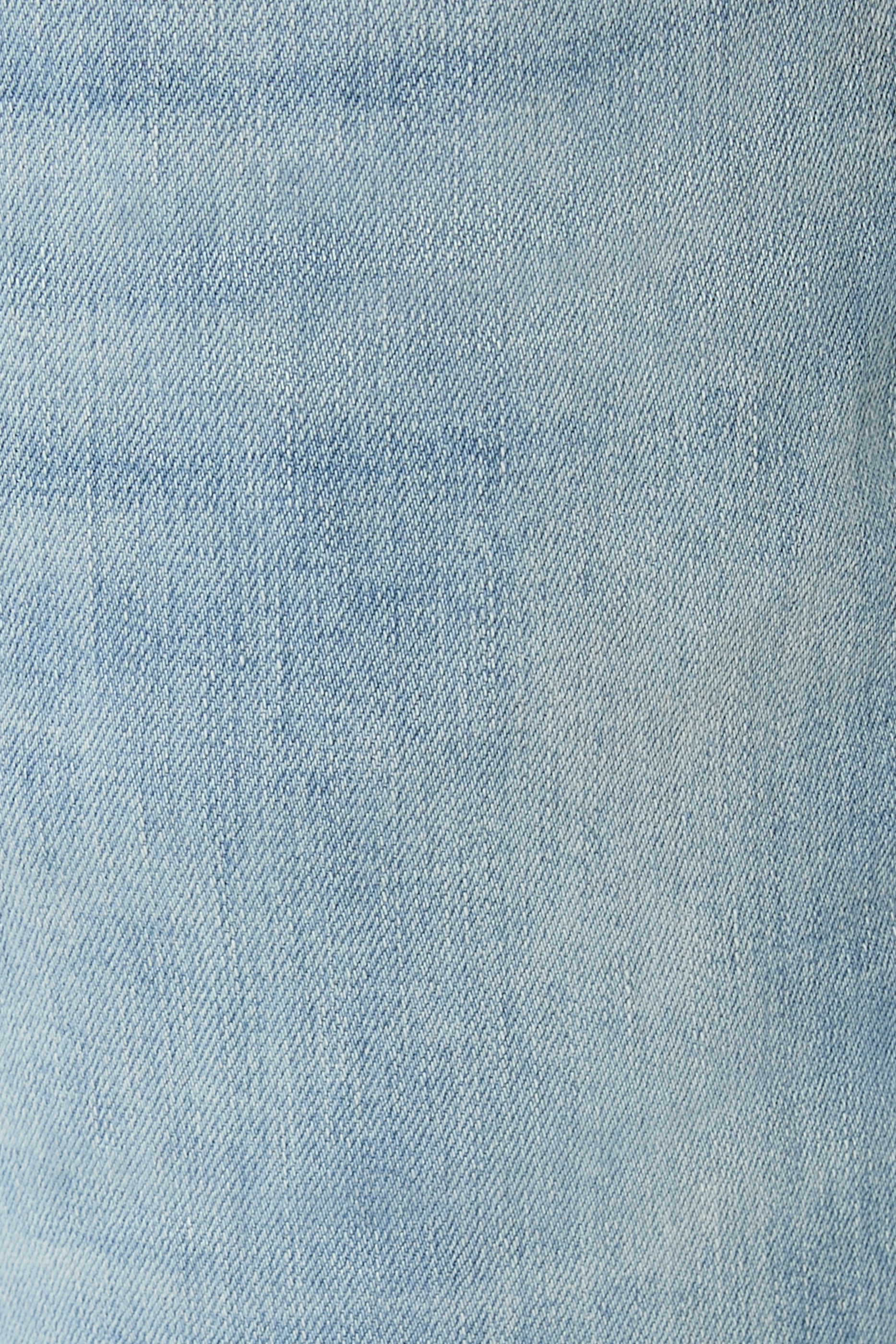 بنطال جينز بقصة ضيقة مدببة