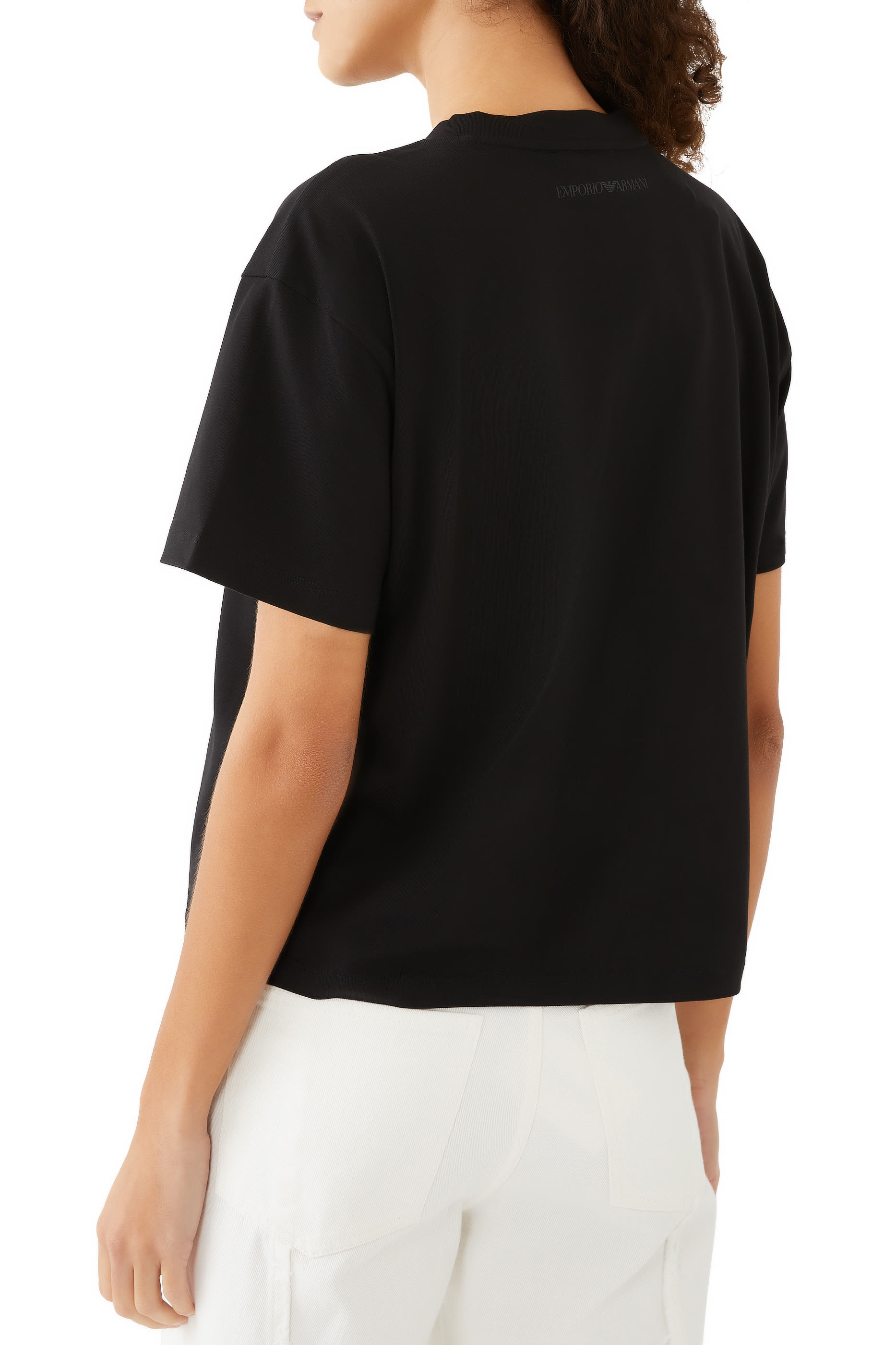 تيشيرت بشعار الماركة المطرز بتصميم ملصق