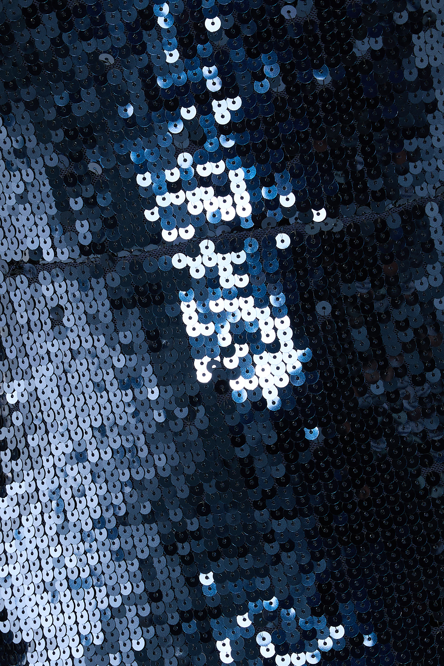 فستان طويل مطرز بترتر