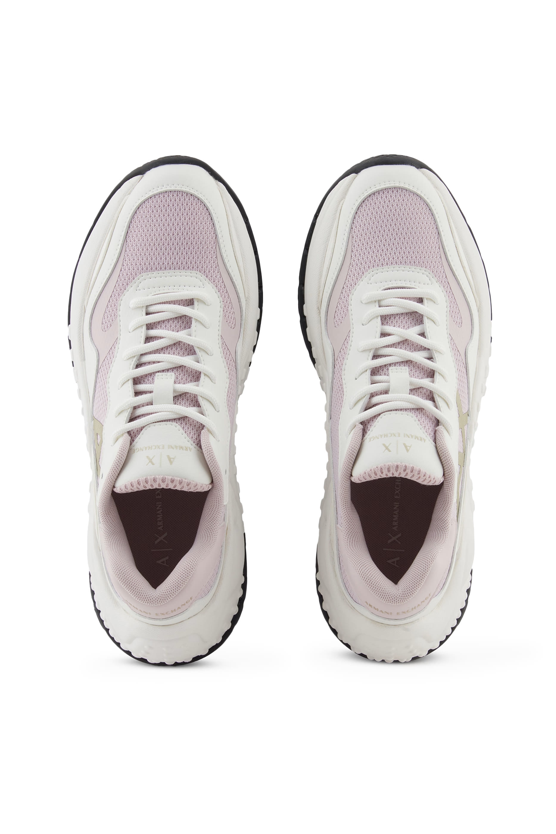 سنيكرز بنعل سميك وشعار الماركة