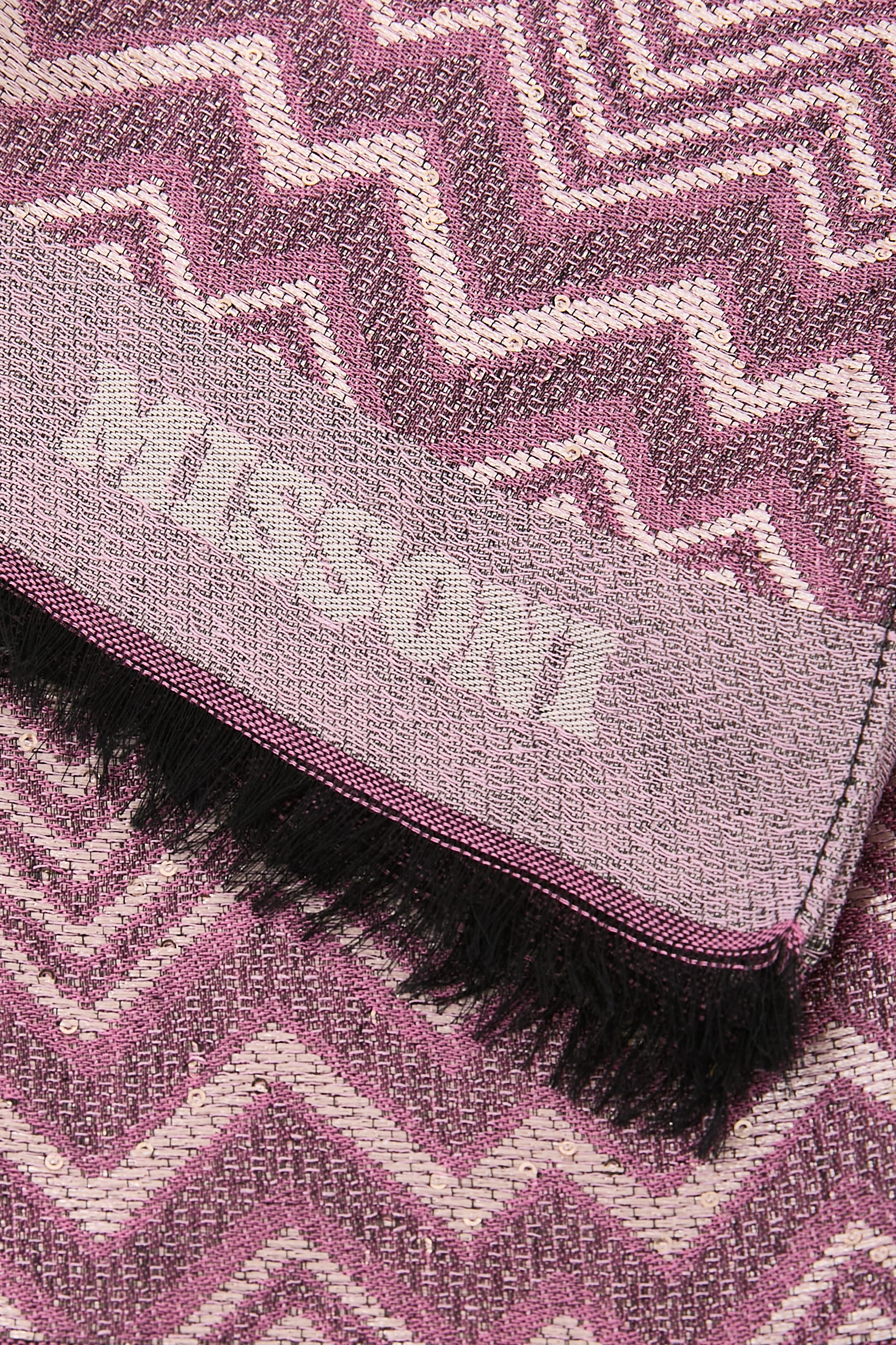 وشاح بترتر ونقشة خطوط متعرجة