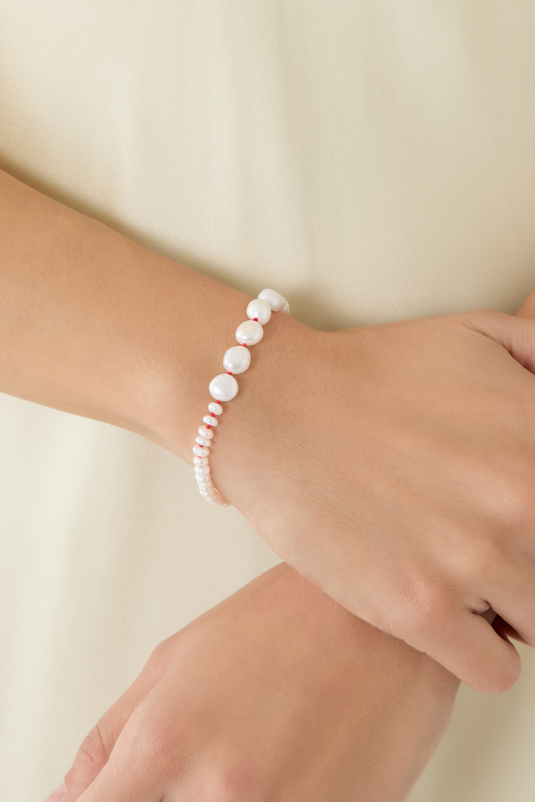 قلادة ذا ميرا مرصعة بلؤلؤ مياه عذبة، خيوط حمراء