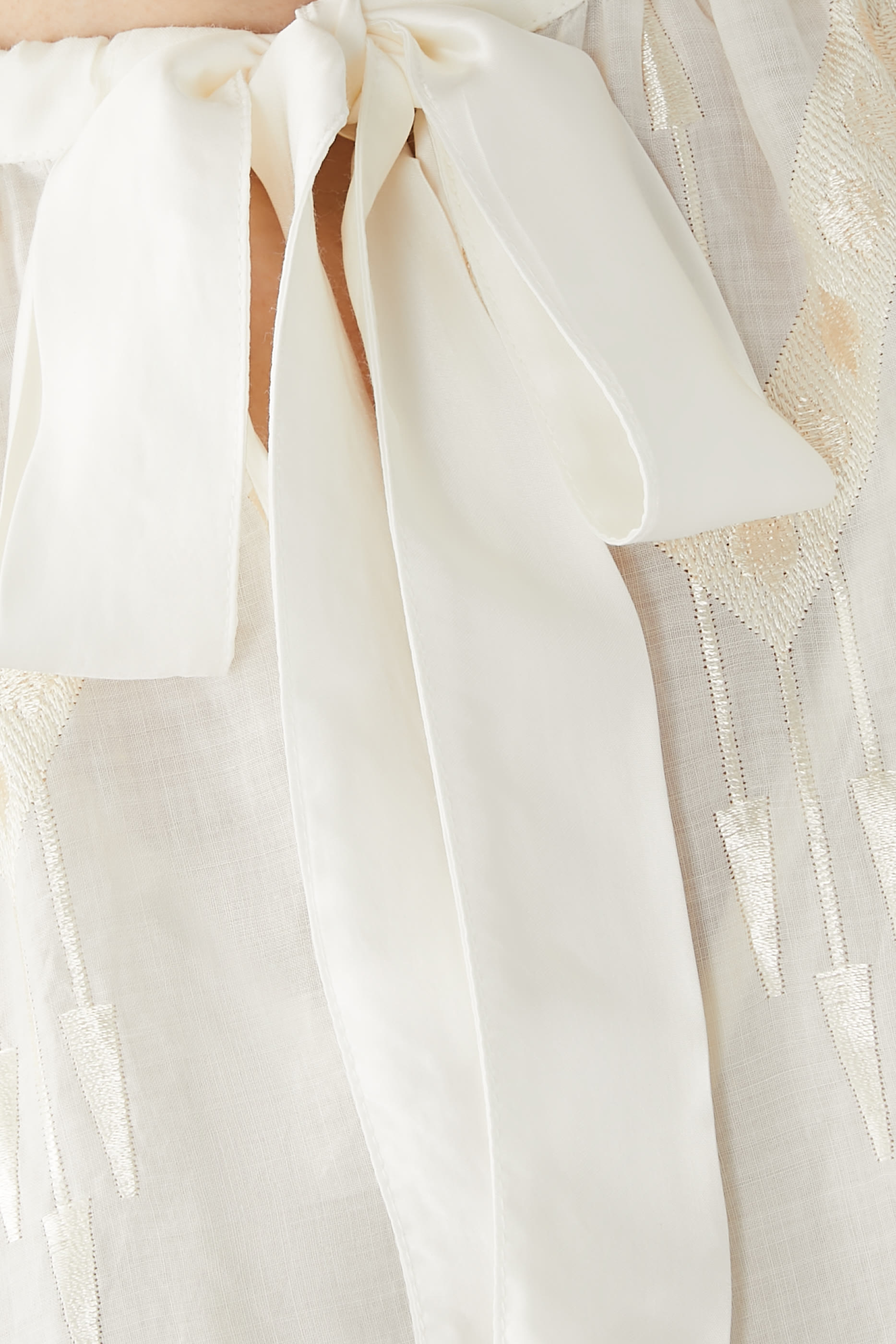 فستان متوسط الطول بأكمام طويلة ورباط في الأمام فستان متوسط الطول بأكمام طويلة ورباط في الأمام