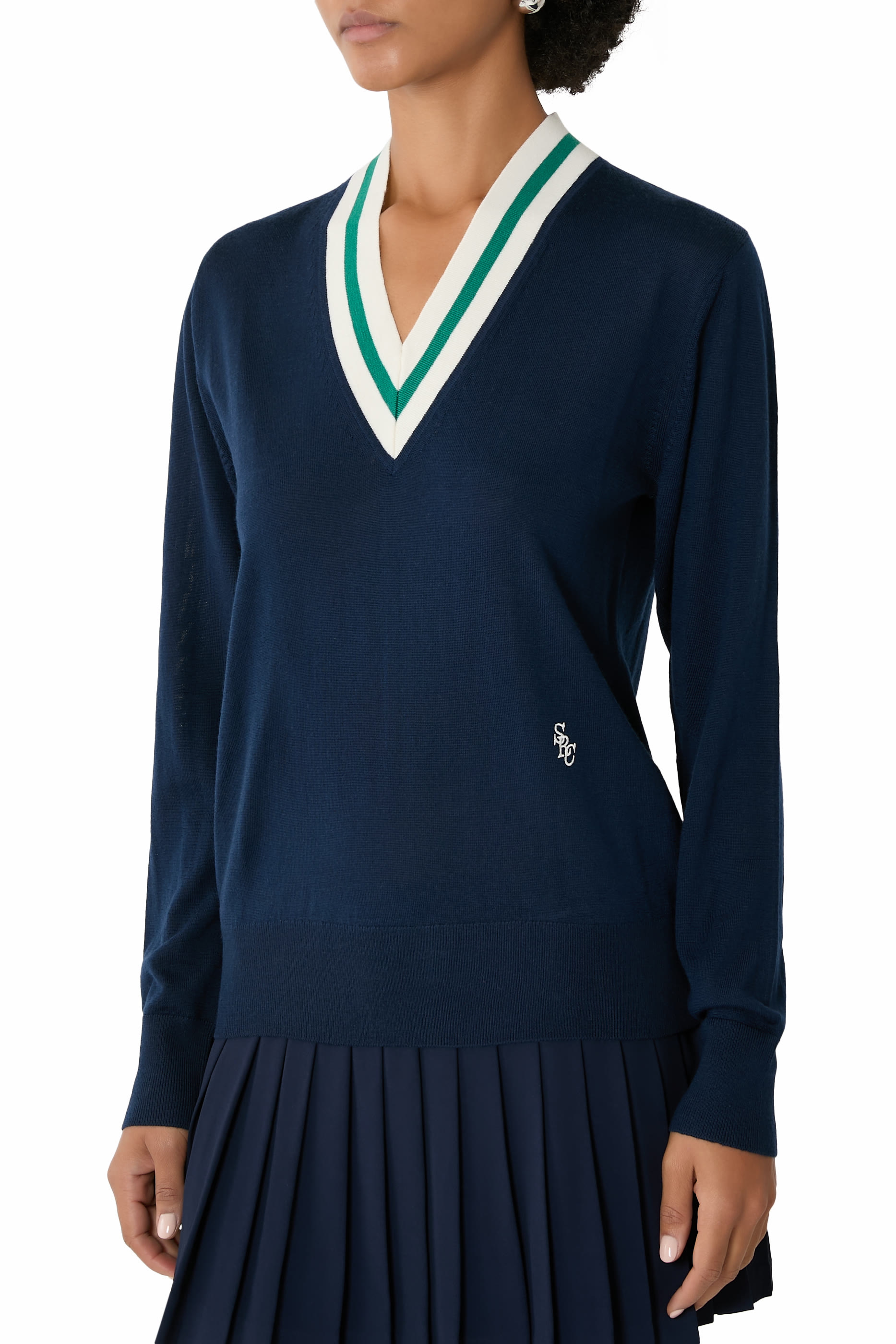 كنزة بتصميم بسيط بياقة V وشعار الماركة