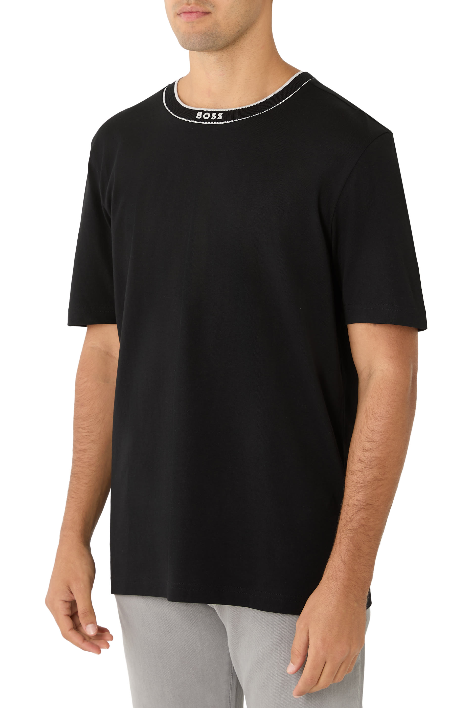 تيشيرت بياقة مخططة وشعار الماركة