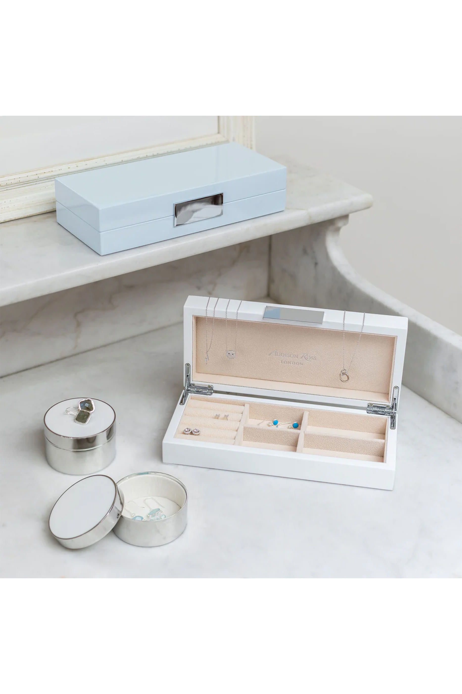 علبة مجوهرات صغيرة