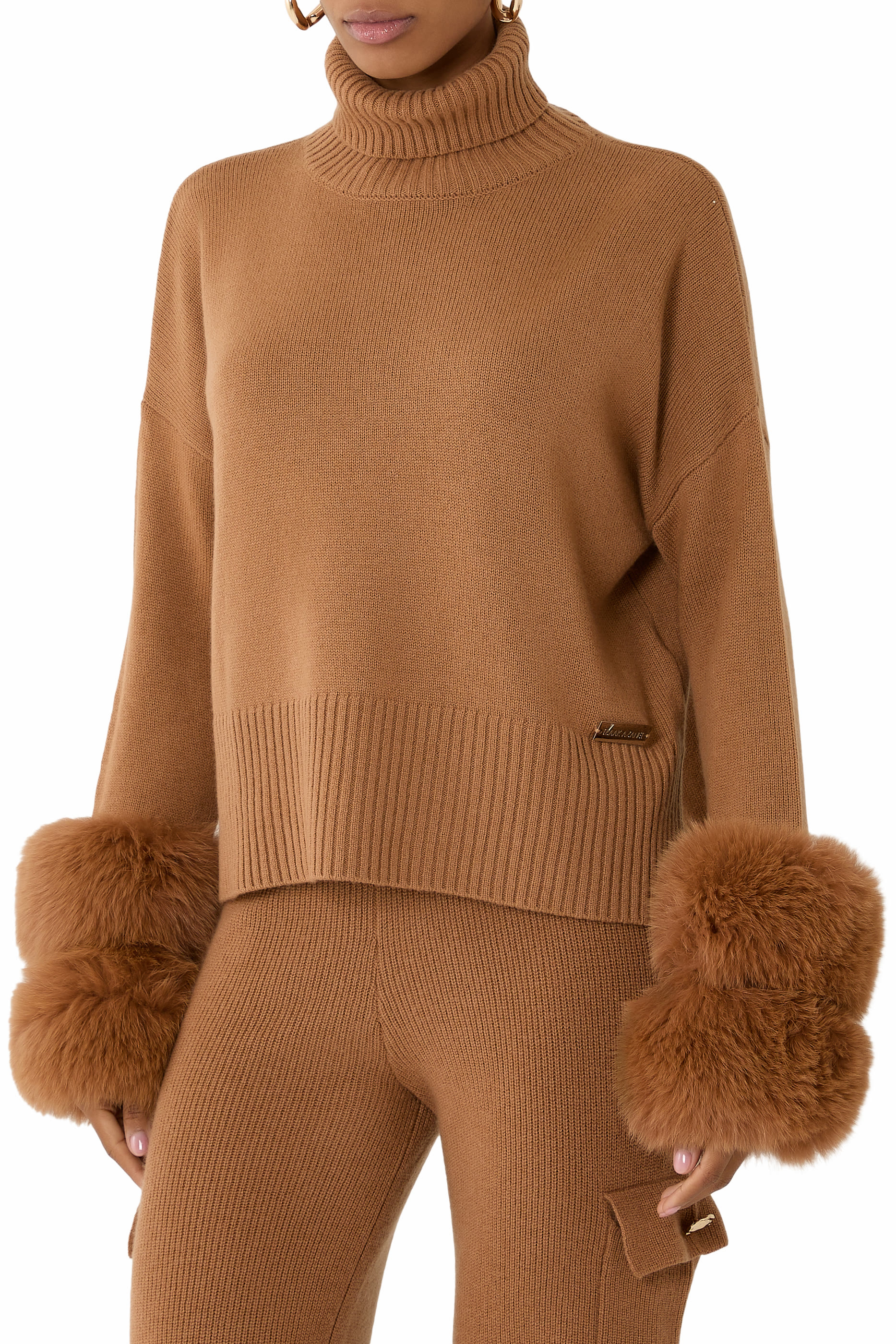 كنزة قصيرة بياقة عالية وأساور مزدوجة مزينة بفرو