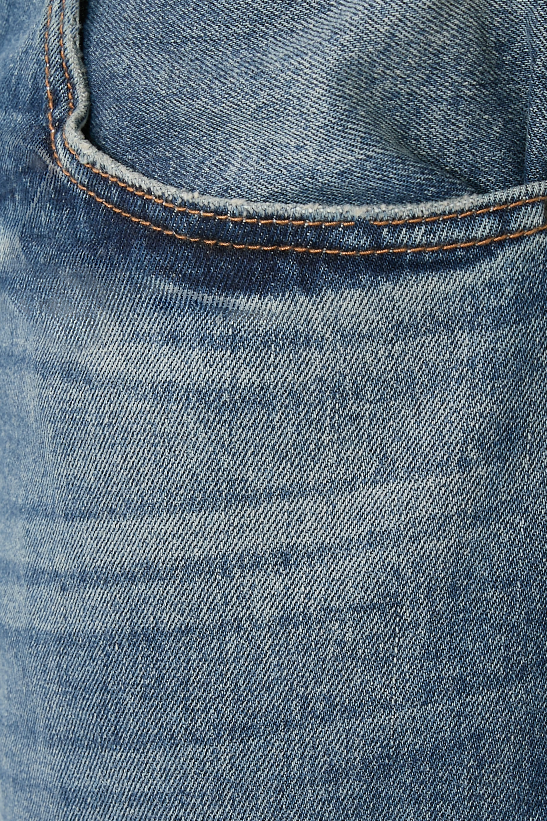 بنطال بقصة ضيقة وخمس جيوب دنيم