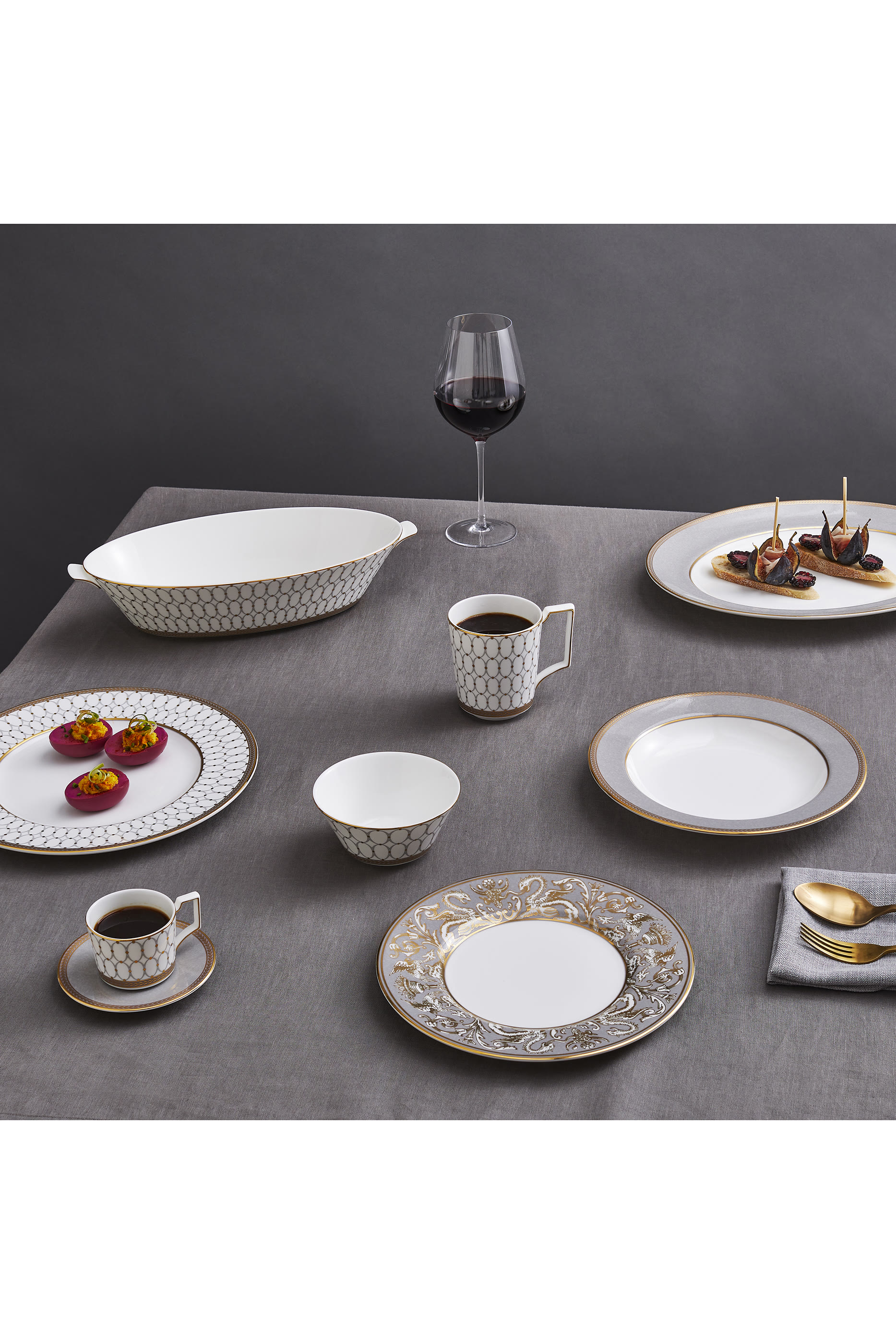 طبق رينيسانس بنقشة رمادية