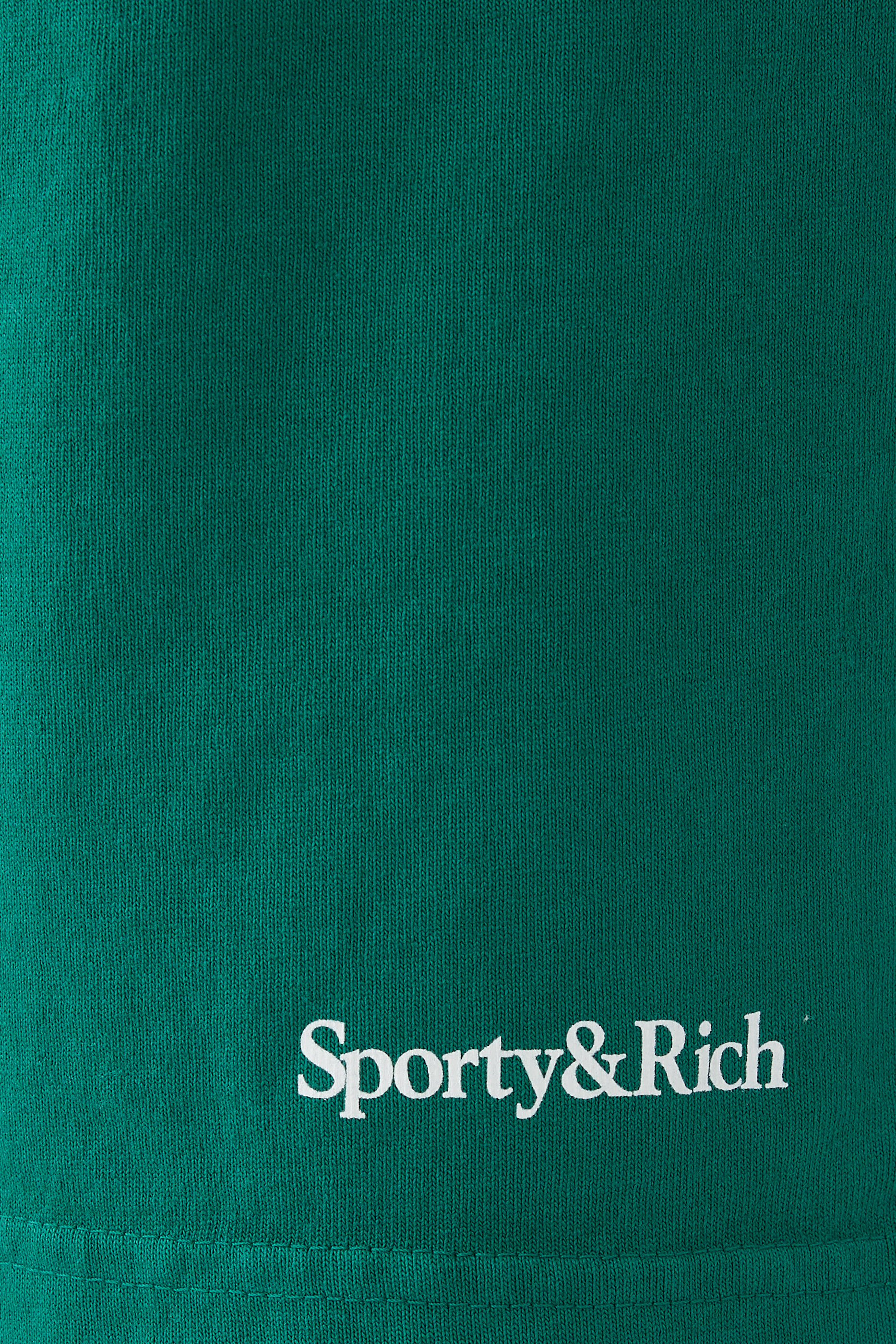 شورت رياضي بشعار الماركة بخط رقيق