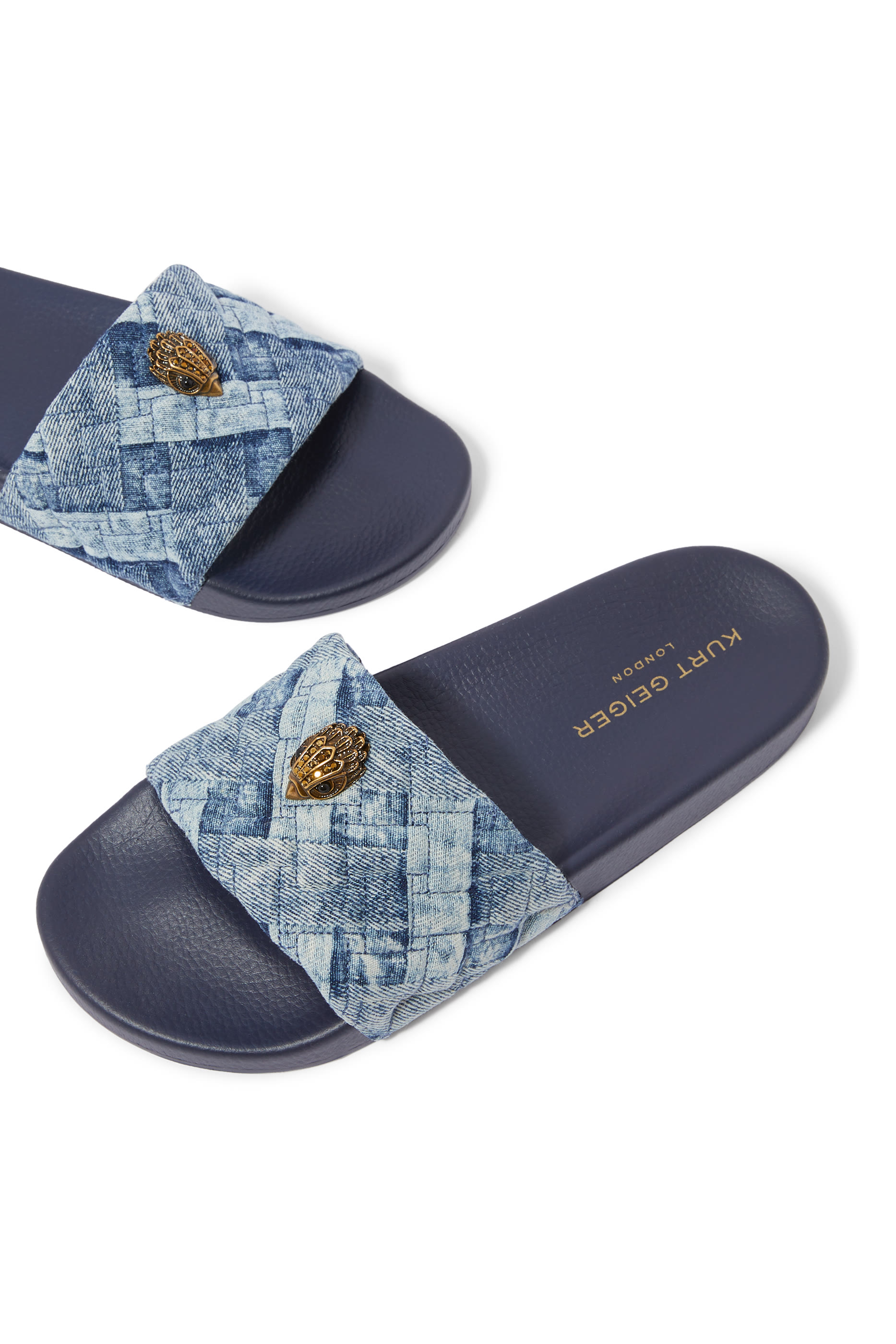 حذاء مينا بشعار الماركة