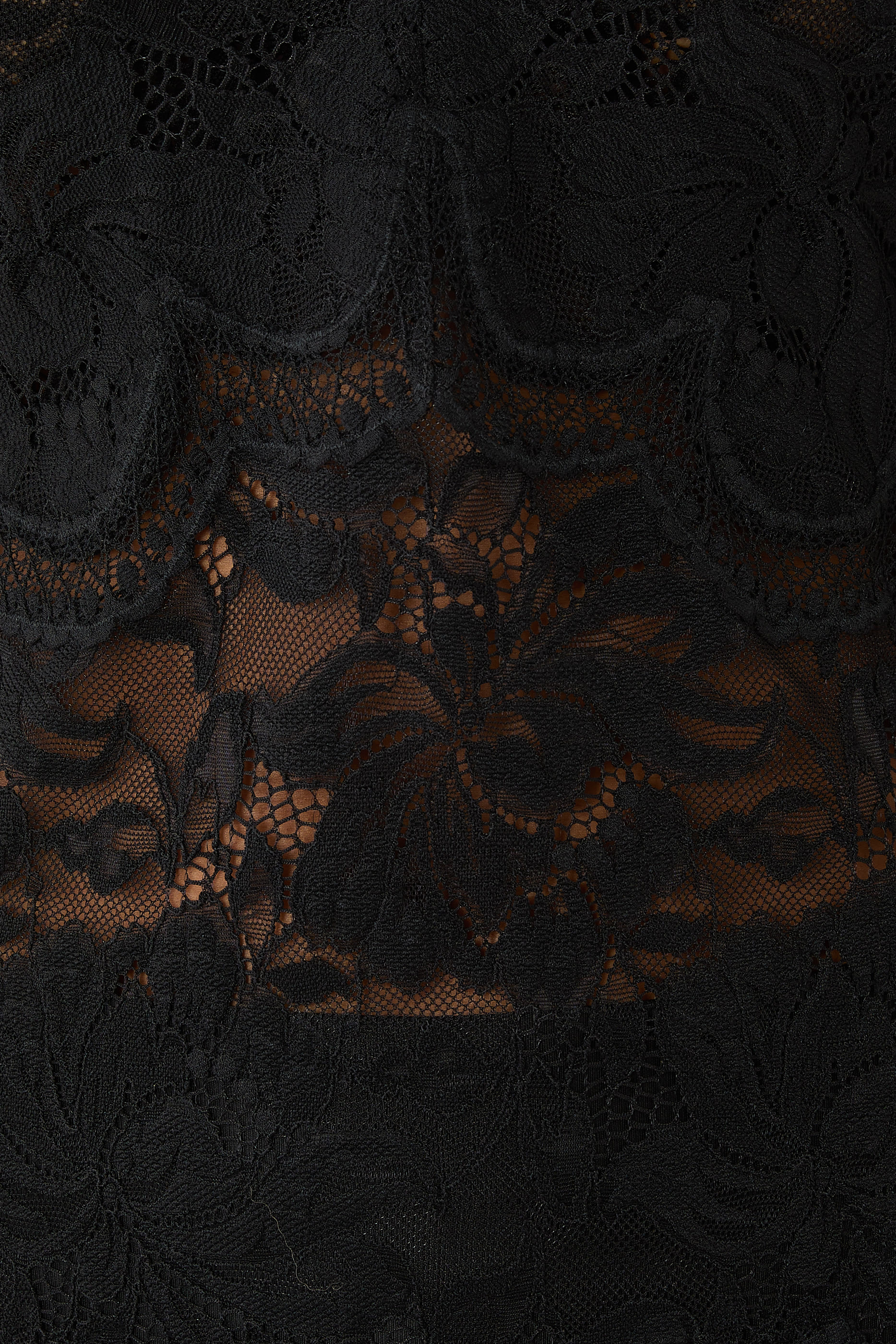 بلوزة بأكمام طويلة وتفاصيل فتحات دانتيل