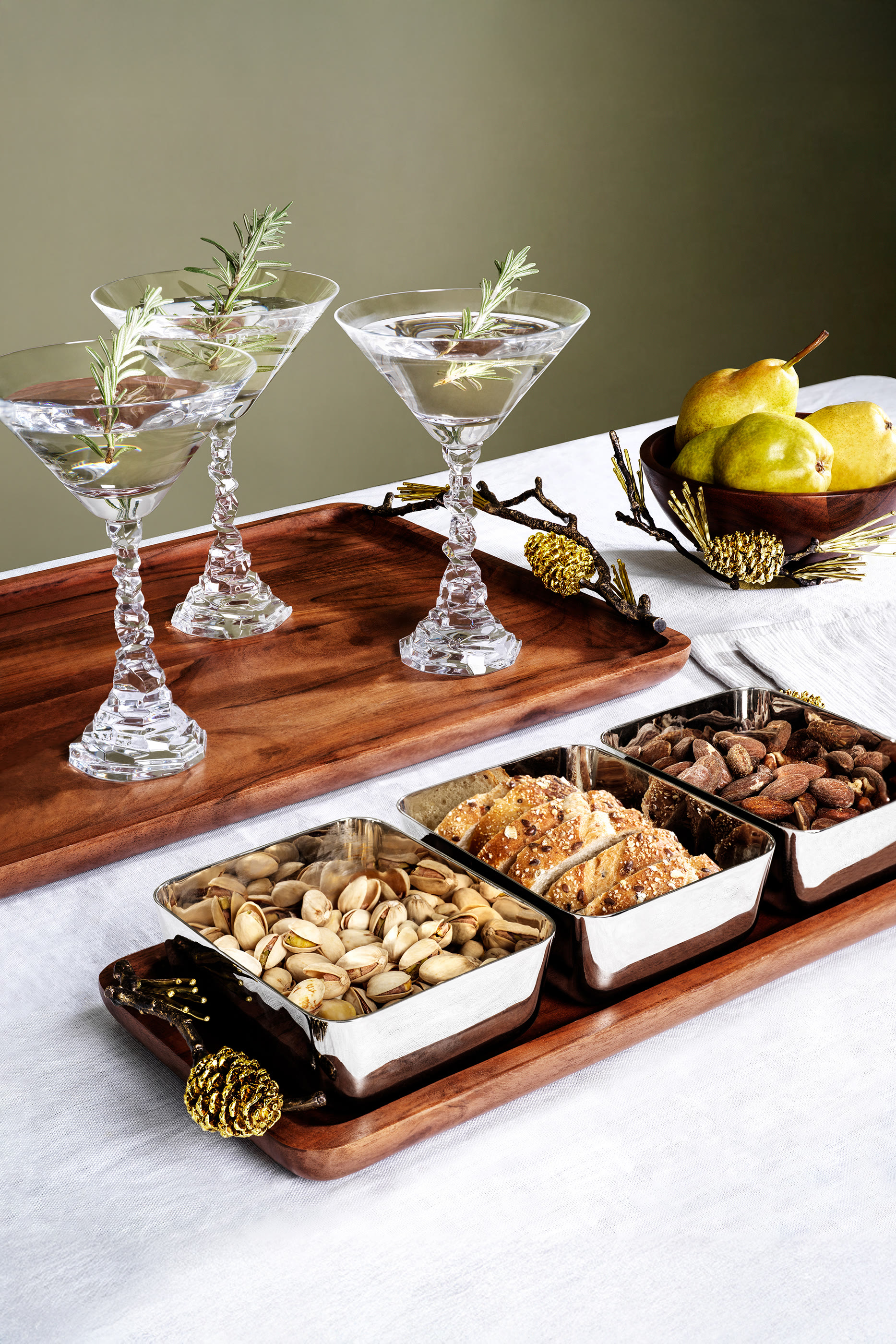 وعاء خشبي ثلاثي مزين بالصنوبر