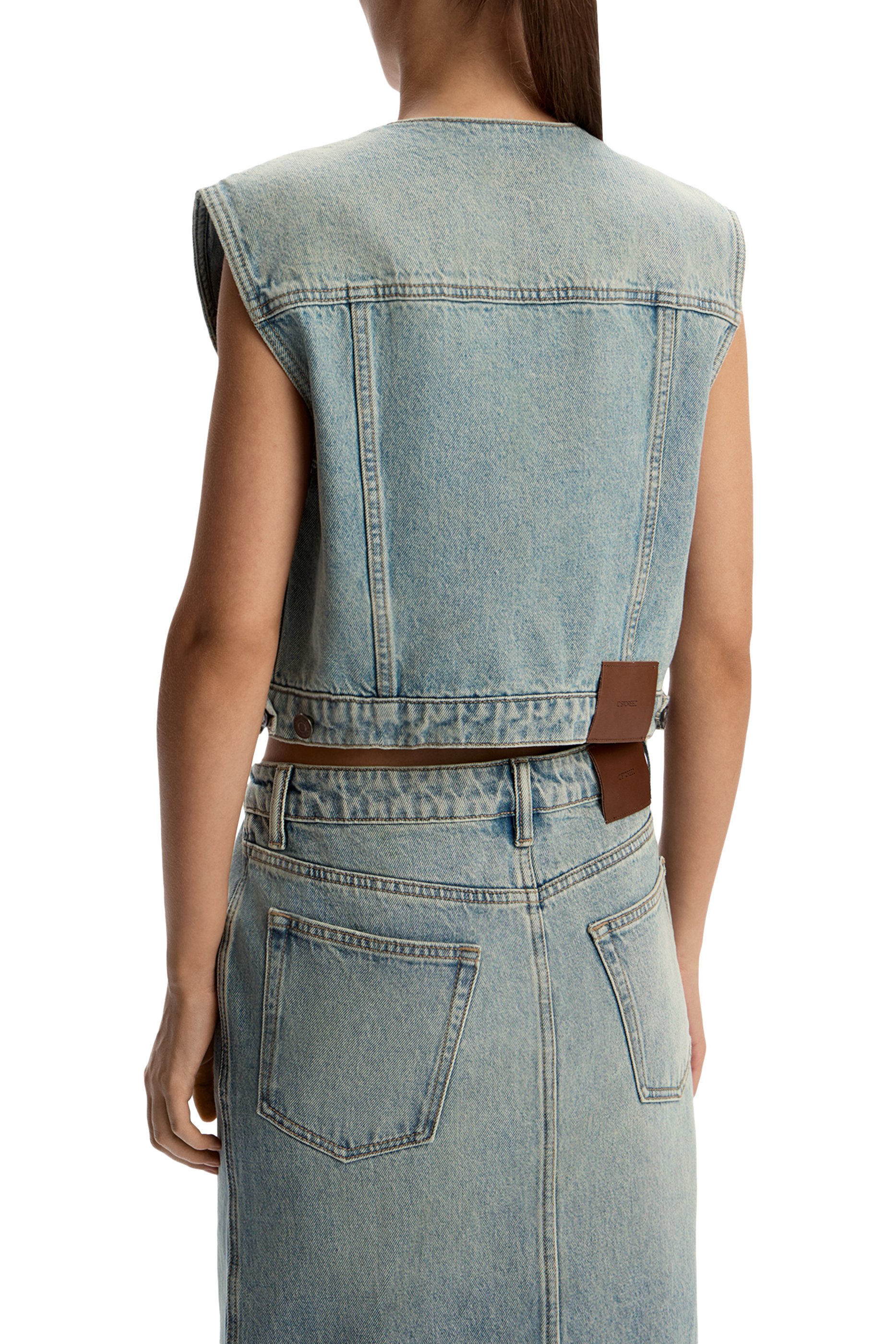 تنورة دنيم بفتحة في الأمام