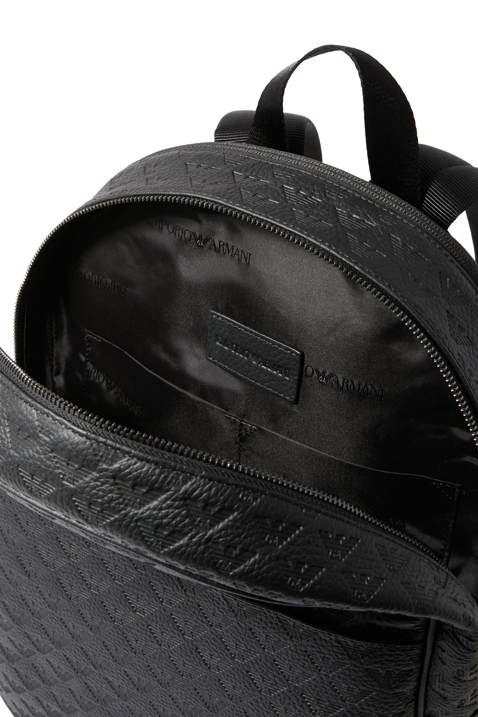 حقيبة ظهر مزينة بالكامل بشعار الماركة بتصميم محفور جلد