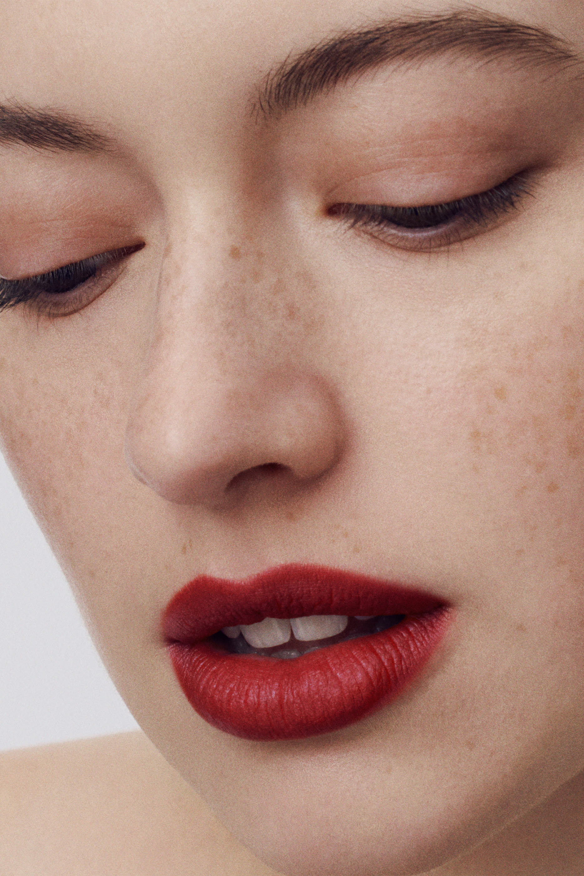 أحمر شفاه غير لامع