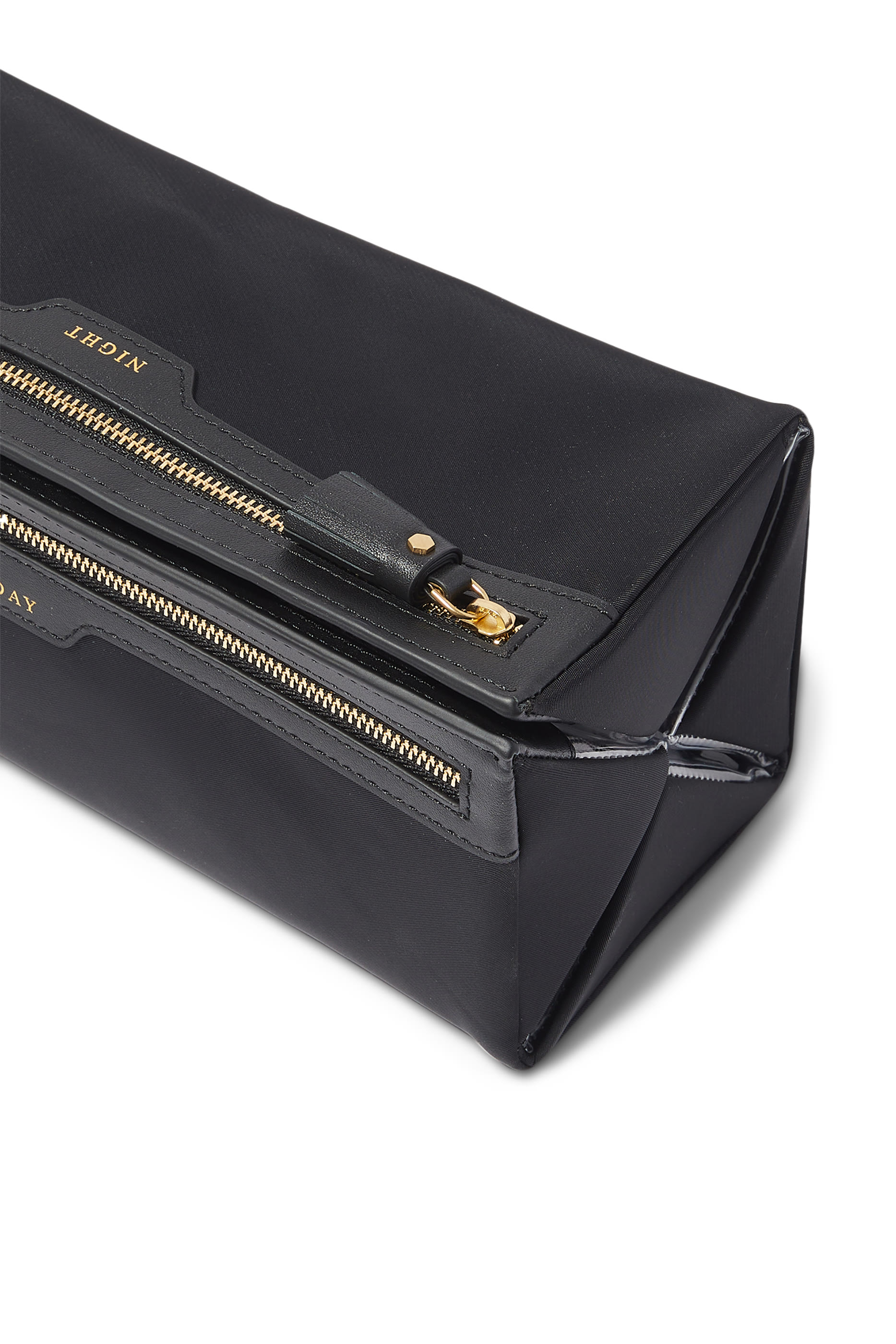 حقيبة صغيرة داي اند نايت بشعار الماركة null