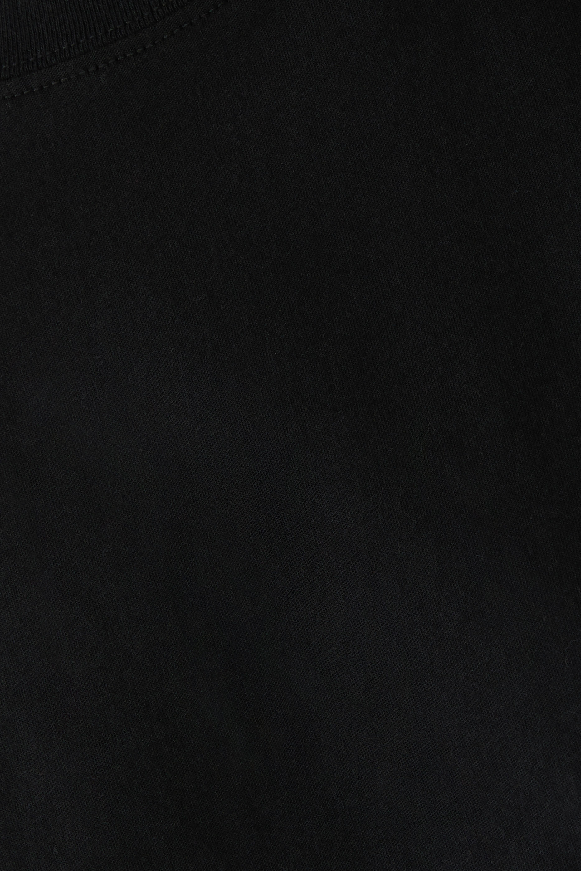 تيشيرت بقصة ضيقة 