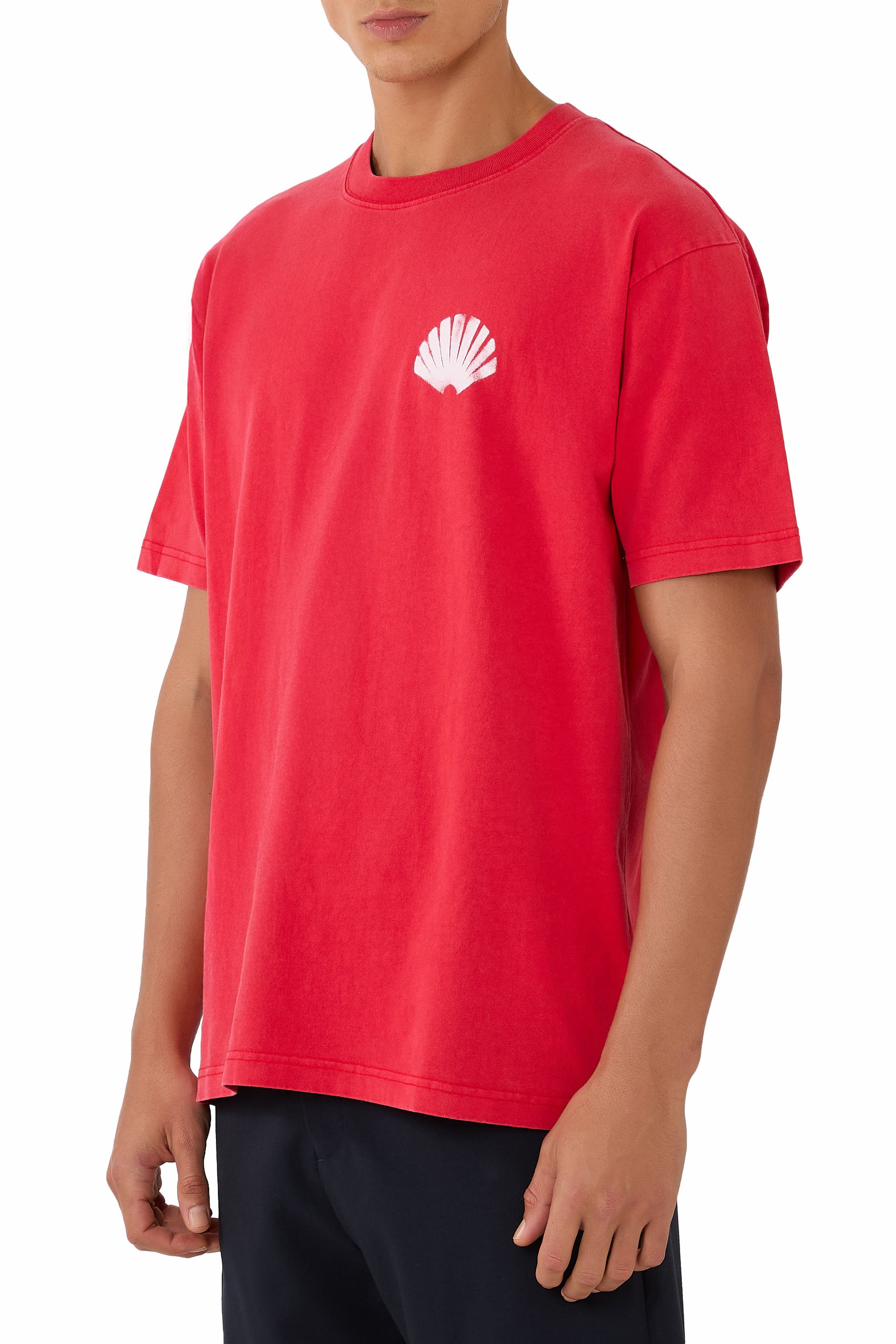 تيشيرت بشعار الماركة بطلاء بالبخاخ