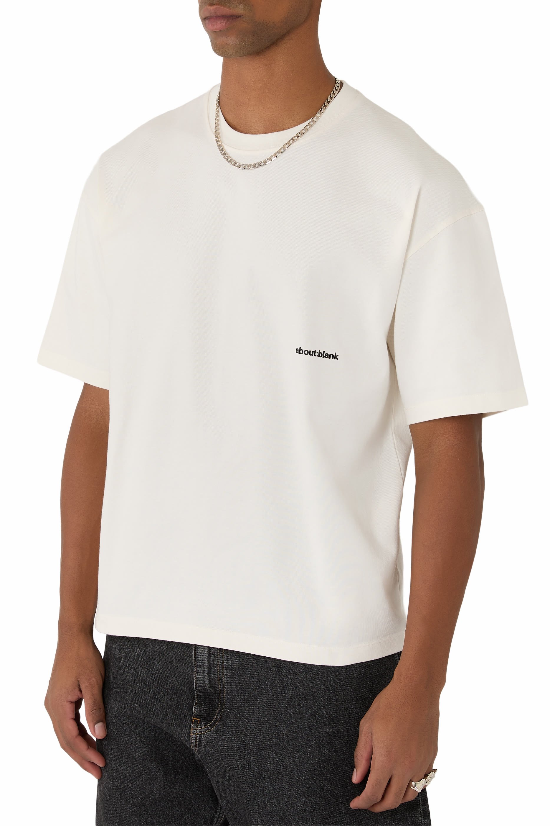 تيشيرت بقصة مربعة مزين بشعار الماركة